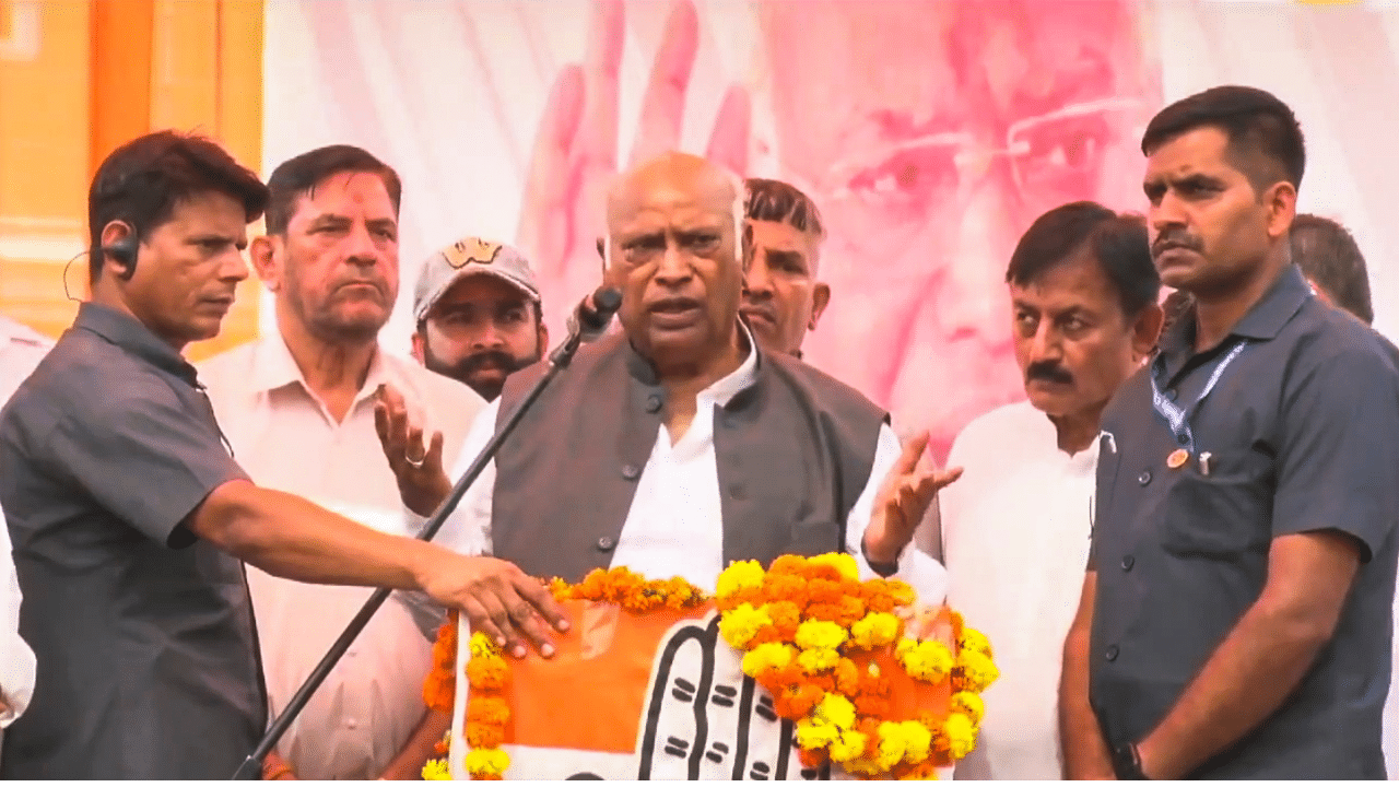 ഖാർഗെയുടെ ആരോഗ്യവിവരം പ്രധാനമന്ത്രി നേരിട്ട് വിളിച്ച് അന്വേഷിച്ചിരുന്നു. ആരോഗ്യം മെച്ചപ്പെടുവാൻ പ്രാർത്ഥിക്കുന്നതായും അദ്ദേഹം പറഞ്ഞു. (Image Credits: PTI)