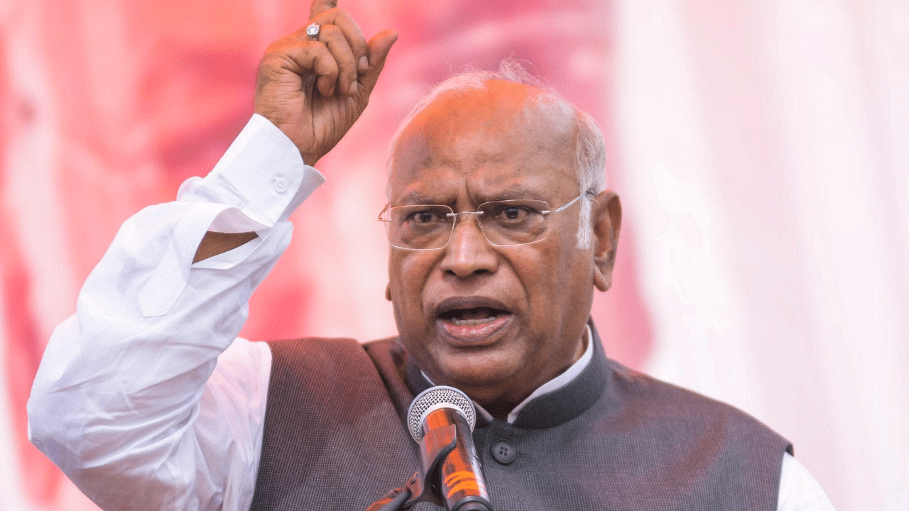 വേദിയിൽ കുഴഞ്ഞുവീണ അദ്ദേഹത്തെ അണികൾ ചേർന്ന് കസേരയിൽ ഇരുത്തുകയും വെള്ളം നൽകുകയുമായിരുന്നു. പരിപാടിക്കെത്തിയത് മുതൽ അവശനിലയിലായിരുന്നു ഖാർഗെയാന്നാണ് റിപ്പോർട്ടുകൾ പറയുന്നത്. പിന്നീട് കുറച്ച് നേരം വിശ്രമിച്ച ശേഷം ഖാർഗെ പ്രസംഗം വീണ്ടും തുടരുകയായിരുന്നു. (Image Credits: PTI)