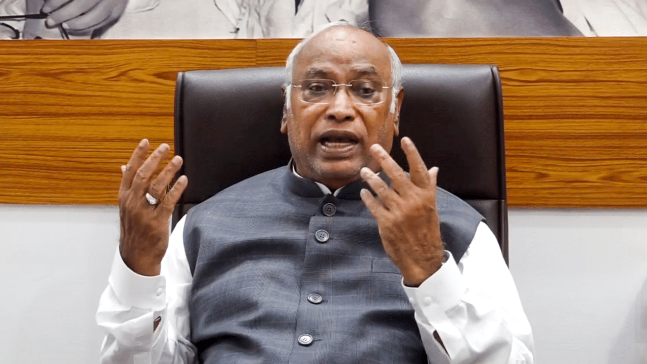 Mallikarjun Kharge: മോദിയെ താഴെയിറക്കും വരെ മരിക്കില്ല; പ്രസംഗത്തിനിടെ ഖാര്‍ഗെയ്ക്ക് ദേഹാസ്വാസ്ഥ്യം