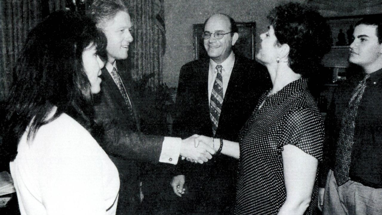 വൈറ്റ് ഹൗസില് ജോലി ചെയ്യുന്നതിനിടെ തന്റെ 22ാം വയസില് അന്നത്തെ പ്രസിഡന്റ് ബില് ക്ലിന്റനുമായി ലൈംഗിക ബന്ധം പുലര്ത്തിയെന്ന കാര്യം പുറത്തുവന്നതോടെയാണ് മോണിക്ക വിവാദങ്ങളില് അകപ്പെട്ടത്. മോണിക്കയ്ക്ക് ക്ലിന്ണുമായി ബന്ധമുള്ള ഈ വിവരം പുറംലോകത്തെത്തിച്ചത് ഒരു സഹപ്രവര്ത്തകയാണ്. (Image Credits_ Getty Images)