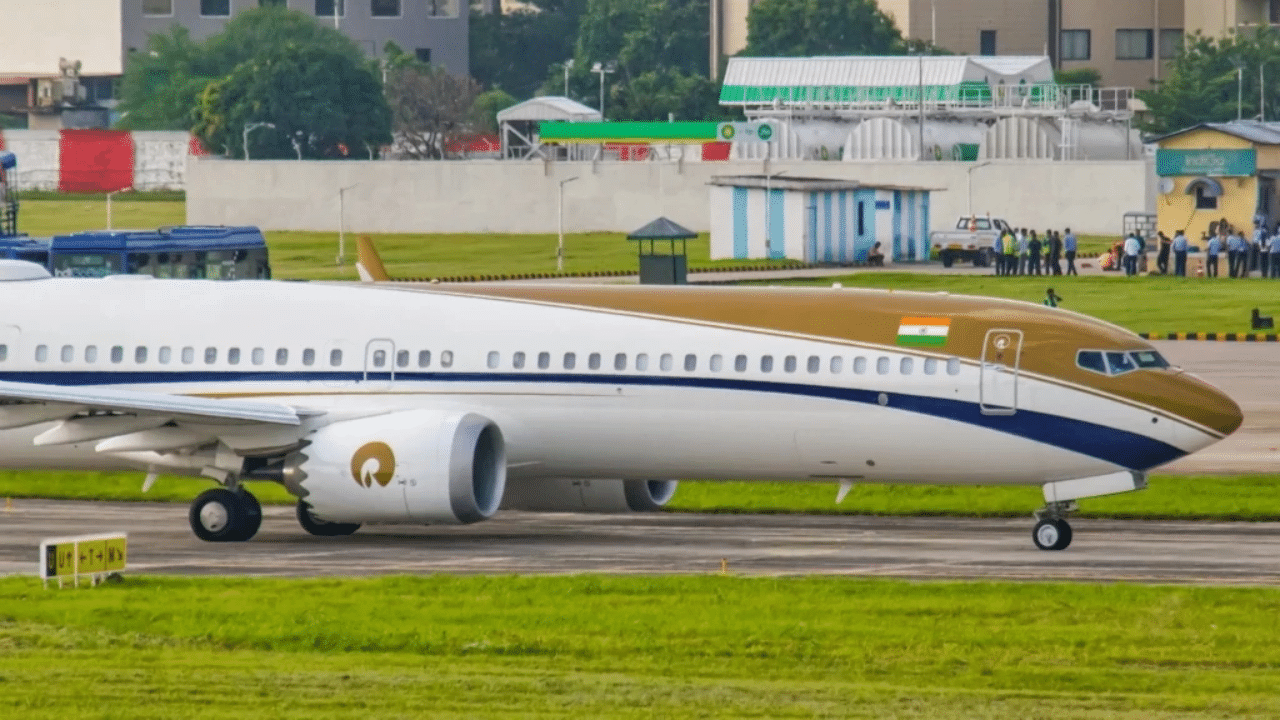 പുതുതായി ഏറ്റെടുത്ത ബോയിംഗ് 737 മാക്സ് 9 കൂടാതെ, മുകേഷ് അംബാനിക്ക് ഒമ്പത് സ്വകാര്യ ജെറ്റുകളാണ് വേറെയുള്ളത്. ബൊംബാർഡിയർ ഗ്ലോബൽ 6000, രണ്ട് ഫാൽക്കൺ 900 ജെറ്റ്, ഒരു Embraer ERJ-135 എന്നിവ അംബാനിയുടെ ജെറ്റ് ശേഖരണത്തിൽ ഉൾപ്പെടുന്നു. (Image Credits: Social Media)