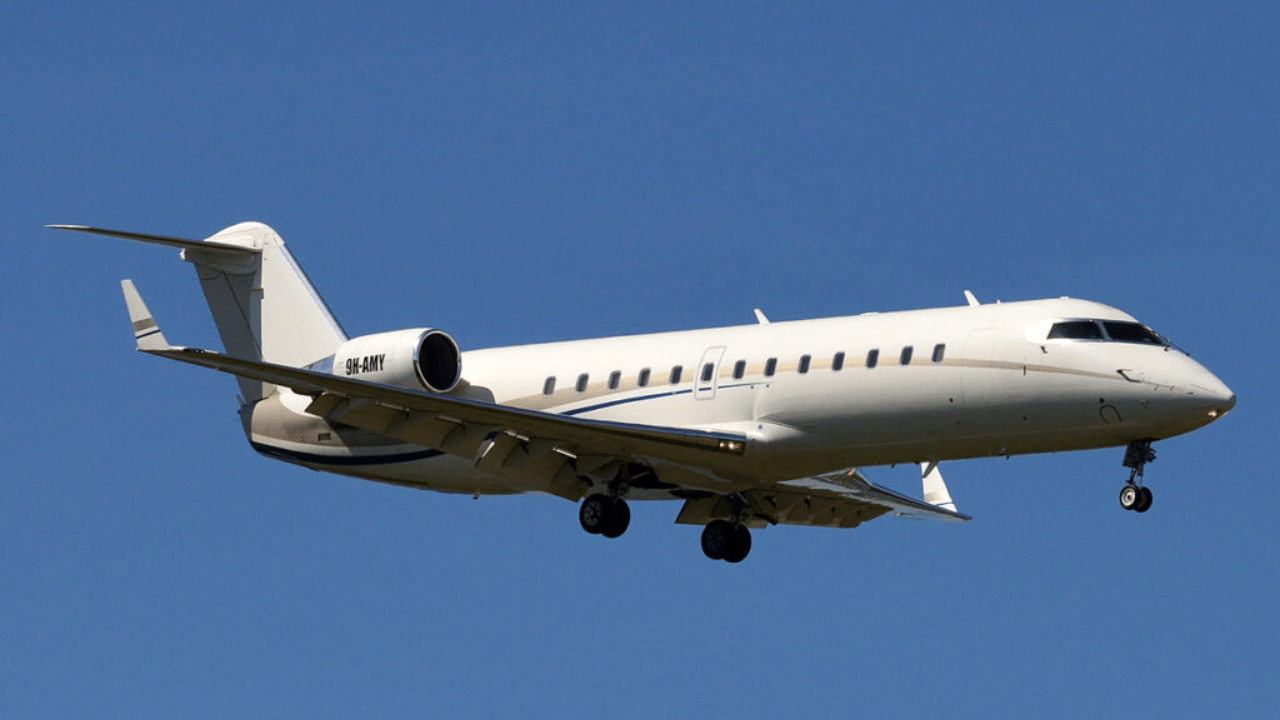 അംബാനി അടുത്തിടെ വാങ്ങിയ ബോയിംഗ് 737 മാക്‌സ് 9 ന് 118.5 മില്യൺ ഡോളറാണ് വില വരുന്നത്. അതായത് ഏകദേശം 987 കോടി രൂപയോളം വരും. ഇതോടെ രാജ്യത്തെ ഏറ്റവും ചെലവേറിയ വിമാനങ്ങളിലൊന്നായി മാറിയിരിക്കുകയാണ് ബോയിംഗ് 737 മാക്‌സ് 9. (Image Credits: Social Media)