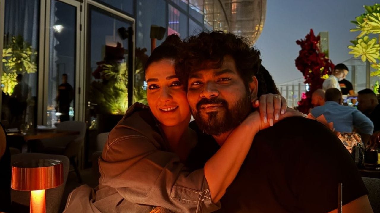 നിരവധി ആരാധകരുള്ള താര ദമ്പതികളാണ് വിഘ്‌നേശ് ശിവനും നയൻതാരയും. തങ്ങളുടെ ജീവിതത്തിലെ പ്രധാന നിമിഷങ്ങൾ ഇരുവരും സമൂഹ മാധ്യമങ്ങളിൽ പങ്കുവയ്ക്കാറുണ്ട്. ഇപ്പോഴിതാ നയൻ‌താര പങ്കുവെച്ച ഇരുവരുടെയും ചിത്രങ്ങൾ സമൂഹ മാധ്യമങ്ങളിൽ ശ്രദ്ധ നേടുന്നു. (Image Credits: Nayanthara Instagram)