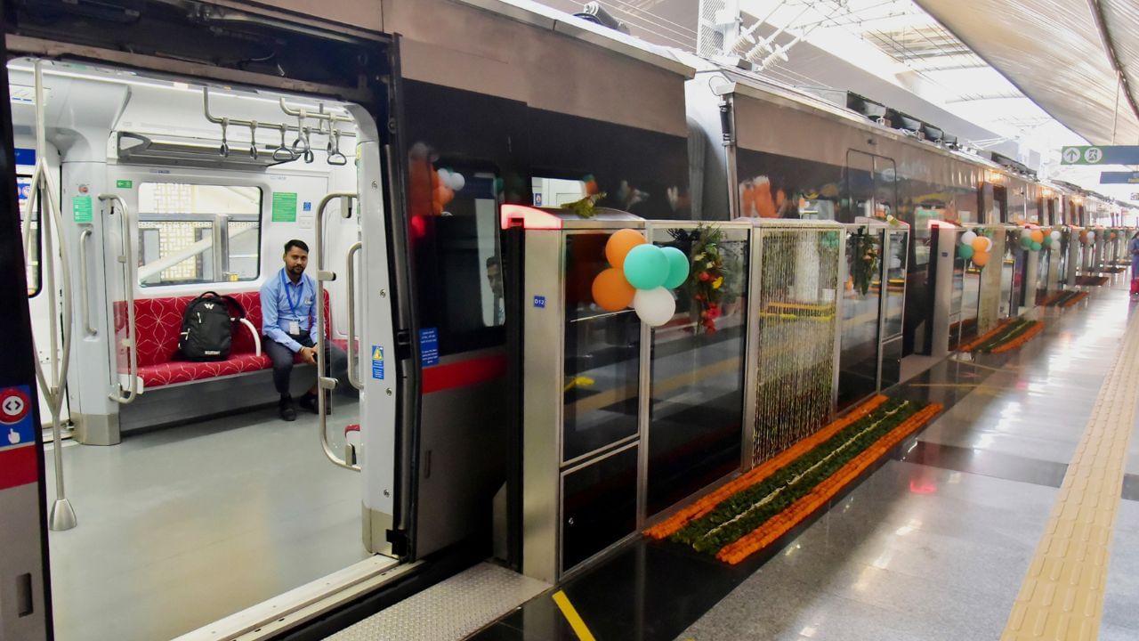 Namo Bharat Rapid Rail: വന്ദേ മെട്രോയല്ല, ഇത് നമോ ഭാരത് റാപിഡ് റെയില്; ഉദ്ഘാടനത്തിന് തൊട്ടുമുമ്പ് പേരുമാറ്റം Namo Bharat Rapid Rail: വന്ദേ മെട്രോയല്ല, ഇത് നമോ ഭാരത് റാപിഡ് റെയില്; ഉദ്ഘാടനത്തിന് തൊട്ടുമുമ്പ് പേരുമാറ്റം