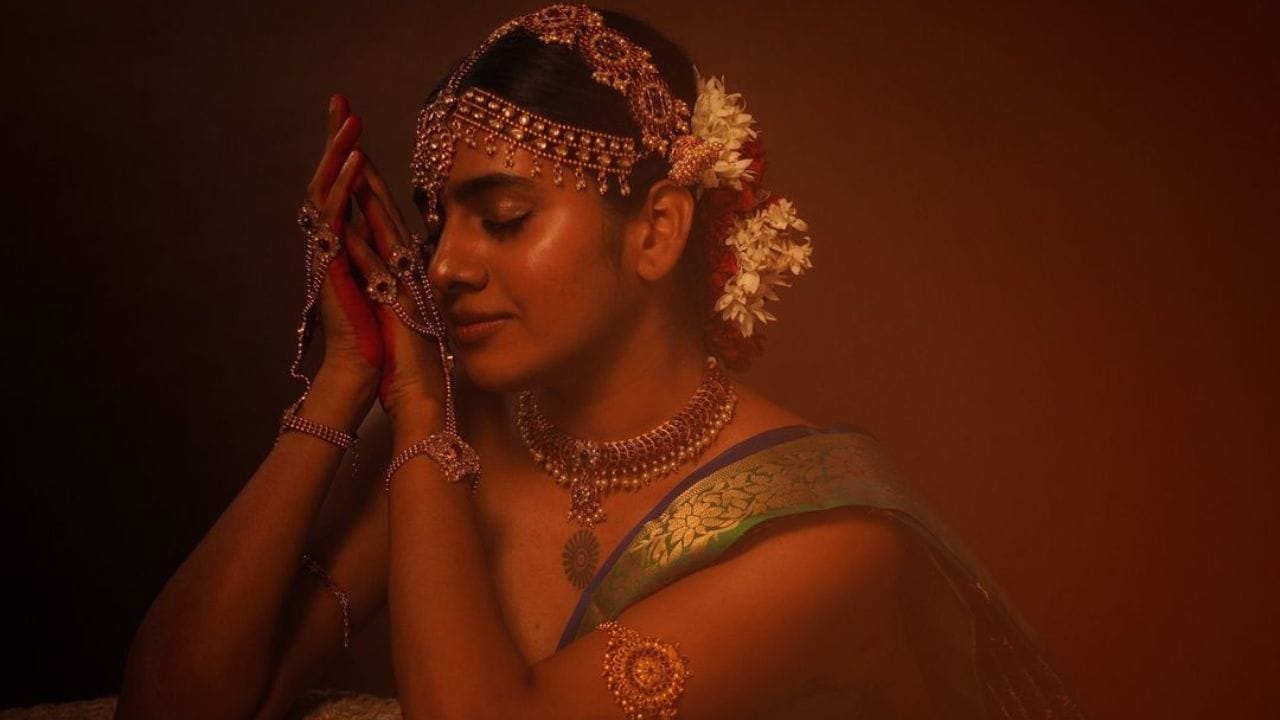 സാരിയിലാണ് നിമിഷ എത്തിയത്. പീകോക്ക് ബ്ലൂ നിറത്തിലുള്ള സാരിയോടൊപ്പം മനോഹരമായ ആഭരണങ്ങളാണ് നിമിഷ ധരിച്ചത്. (Image Credits: Instagram)