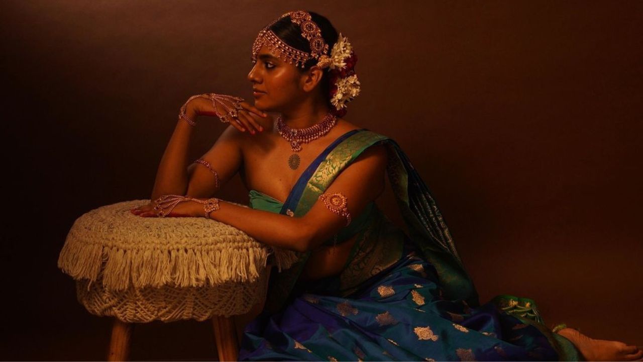 ജെയ്സണ് ആണ് ചിത്രങ്ങള് എടുത്തത്. നടന് സര്ജാനോ ഖാലിദിന്റെ സഹോദരിയും സ്റ്റൈലിസ്റ്റുമായ മെയ്സിയാദാ ഖാലിദാണ് സ്റ്റൈലിങ്. അശ്വനി ഹരിദാസിന്റേതാണ് മേക്കപ്പ്. (Image Credits: Instagram)