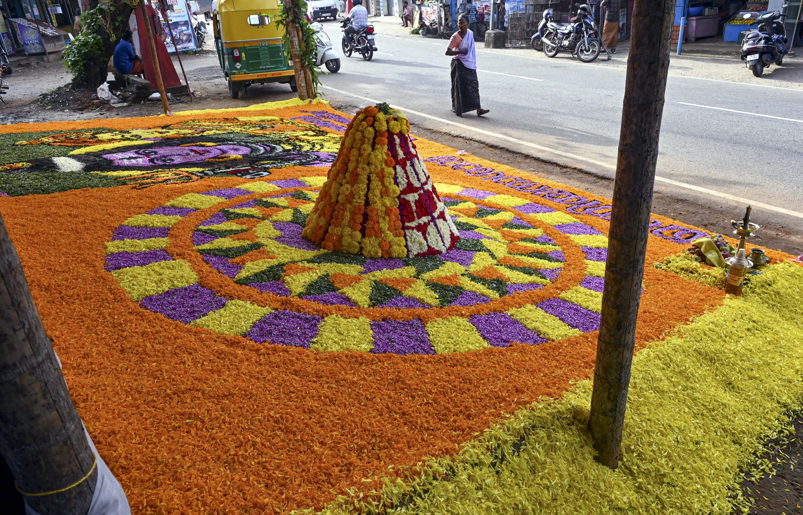 ചില പ്രദേശങ്ങളിൽ  ഒന്നാം ഓണത്തെ കുട്ടികളുടെ ഓണമെന്നും പറയുപ്പെടുന്നു. ഉത്രാട നാളിലാണ് അത്തം ദിനത്തില്‍ ആരംഭിക്കുന്ന പൂക്കളമിടലില്‍ ഏറ്റവും വലിയ പൂക്കളം ഒരുക്കുക. ഒമ്പത് വരികളുള്ള പൂക്കളത്തിൽ തുളസി, തുമ്പപൂ, ശംഖുപുഷ്പം, ജണ്ടുമല്ലി, മുല്ലപ്പൂ, വാടാമല്ലി, വെള്ള റോസ, പിച്ചകം, കാക്കപ്പൂവ് എന്നിവ ഉൾപ്പെടുത്താം.(credits:Gettyimages)