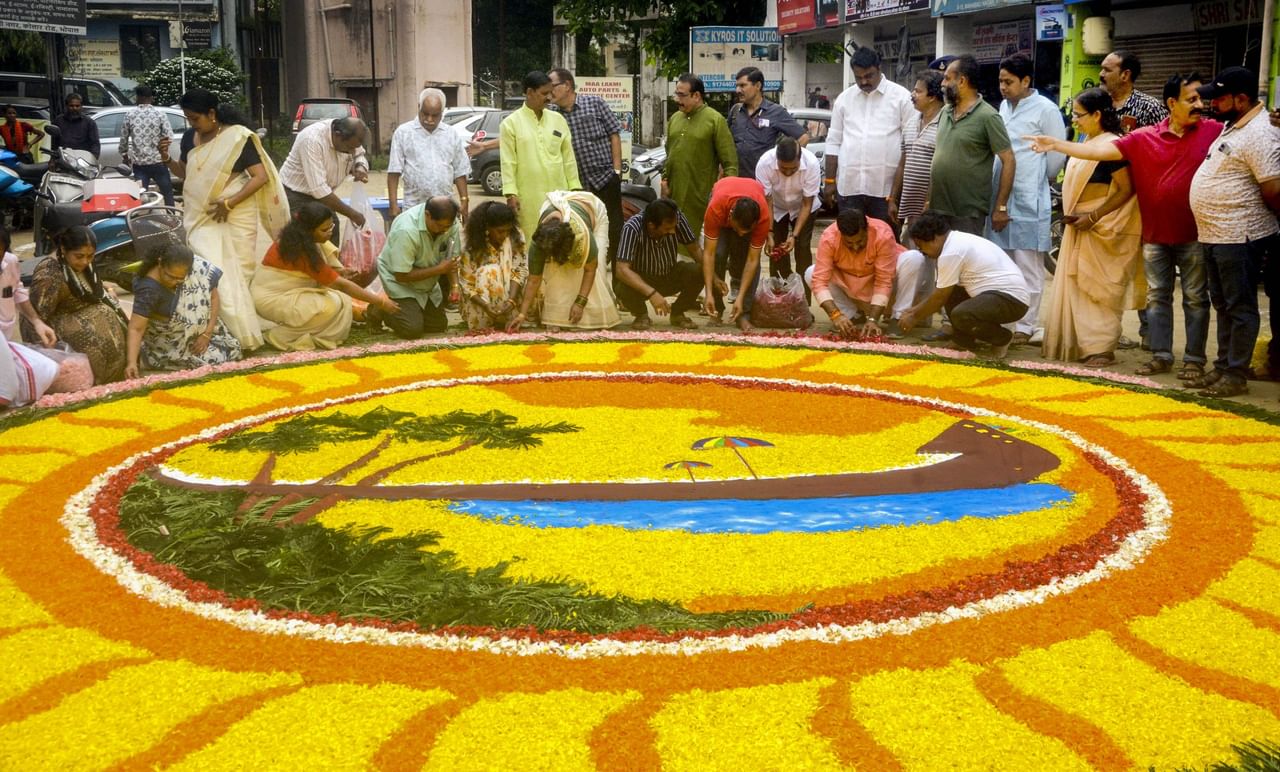 ചിലയിടത്ത് പൂക്കളം ഒരുക്കിയതിന് ശേഷം ഇത് തിരുവോണ ദിനം വരെ സൂക്ഷിക്കാറുമുണ്ട്. എന്നാല്‍ എല്ലായിടത്തും ഈ രീതിയില്ല. തിരുവോണ ദിവസം രാവിലെ ഈ പൂക്കളത്തിലേക്കാണ് തൃക്കാക്കരയപ്പനെ പ്രതിഷ്ഠിക്കുന്നത്.(credits:Gettyimages)