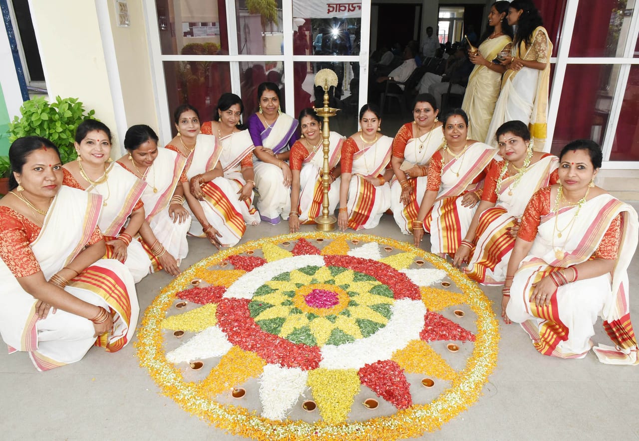 പൂക്കളം ഒരുക്കാനും, പുതിയ ഓണക്കോടി വാങ്ങാനും സദ്യ ഒരുക്കാനും വേണ്ട സാധനങ്ങള്‍ വാങ്ങുന്നതിനുമായിട്ടെല്ലാം നമ്മള്‍ എല്ലാ നാളെ തിരക്കിലായിരിക്കും. ഒന്നാം ഓണമെന്നും ചെറിയ ഓണമെന്നും ഉത്രാട ദിനത്തിലെ ഓണത്തിനെ വിശേഷിപ്പിക്കാറുണ്ട്.(credits:Gettyimages)