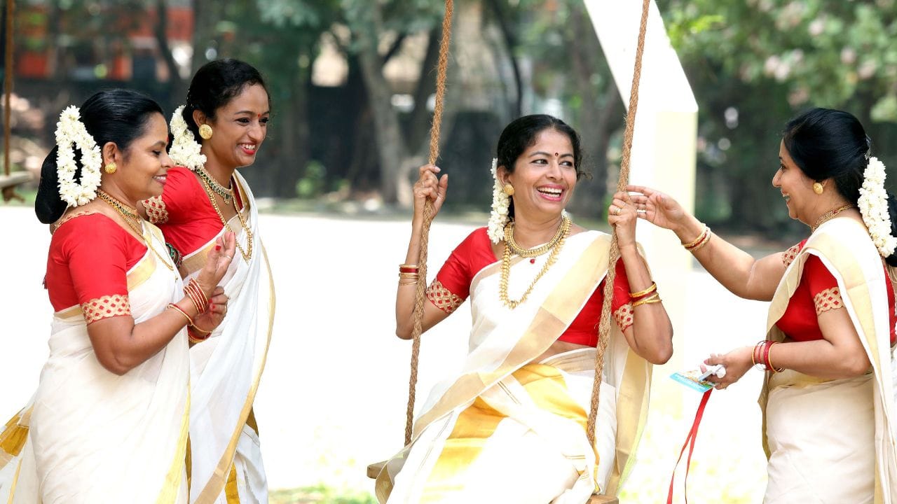 പണ്ടൊക്കെ ഓണത്തിന് കസവ് മുണ്ടായിരുന്നു കോടിയായി നല്കിയിരുന്നത്. എന്നാല് ഇന്ന് അങ്ങനെയല്ല പല വസ്ത്രങ്ങളിലേക്ക് മലയാളിയുടെ കാഴ്ചപ്പാടുകള് വളര്ന്നു. ഇന്ന്, ധരിക്കാനുള്ള എളുപ്പവും തുണിത്തരവും കൂടി നോക്കിയാണ് ആളുകള് വസ്ത്രം തിരഞ്ഞെടുക്കുന്നത്. (Image Credits: Vivek Nair/HT via Getty Images)