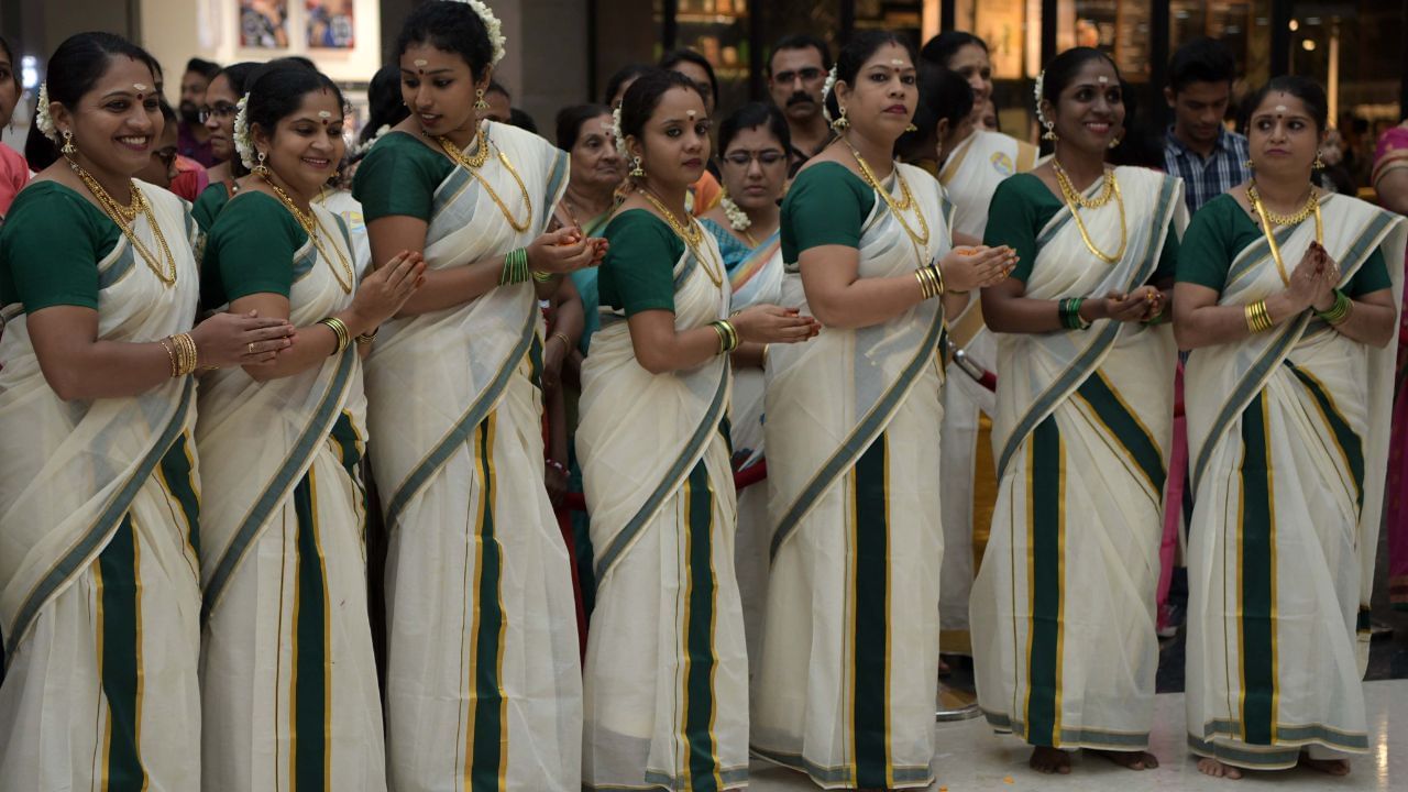 പണ്ടൊക്കെ കടകളില് പോയി മാത്രമാണ് വസ്ത്രങ്ങള് വാങ്ങിയിരുന്നത്. എന്നാല് ഇന്ന് അങ്ങനെയല്ല ഓണ്ലൈനിലും നല്ല അടിപൊളി വസത്രങ്ങള് എത്തിയതോടെ ഓണത്തിന് എല്ലായിടത്തും തിരക്കാണ്. (Image Credits: Bachchan Kumar/HT via Getty Images)