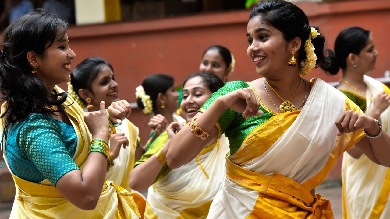 സാരിയോട് താത്പര്യമില്ലാത്തവര്ക്ക് കസവ് തുണി വെച്ച് ഫ്രോക്കുകളും ദാവണിയും സ്ലീവ്ലെസ് വസ്ത്രങ്ങളും തയ്ച്ചെടുക്കാവുന്നതാണ്. ഇവയില് റെഡി മെയ്ഡ് വസ്ത്രങ്ങളും ലഭ്യമാണ്. (Image Credits: Anshuman Poyrekar/HT via Getty Images)