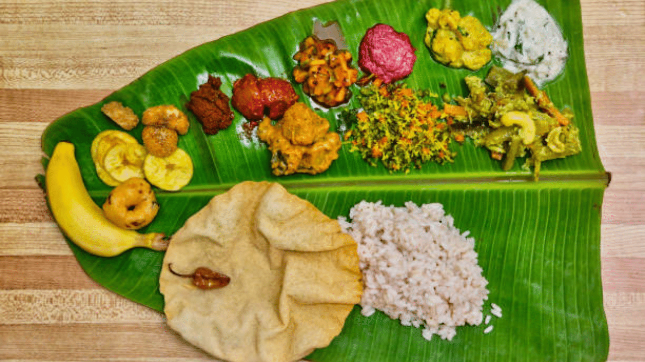 ചോറ് വരുന്ന സമയം കൊണ്ട് ഉപ്പേരിയും ശർക്കരവരട്ടിയും ഉണ്ണിയപ്പവും മുറുക്കും കേസരിയുമെല്ലാം കഴിക്കണം. ശേഷമാണ് ചോറിൻ്റെ വരവ്. അതിലേക്ക് നല്ല ചൂട് പരിപ്പും ഒപ്പം അല്പം നെയ്യും കൂടെ ഒഴിക്കുന്നു. അപ്പോഴേക്കും അപ്പുറത്തിരിക്കുന്ന പപ്പടം നമ്മളെ നോക്കി ചിരിക്കും. കാരണം അവനെ എടുക്കാൻ സമയമായി. പരിപ്പിലേക്ക് പപ്പടം പൊടിച്ച് മറ്റ് കറികളും കൂട്ടി ഒരു പിടി പിടിക്കാം.