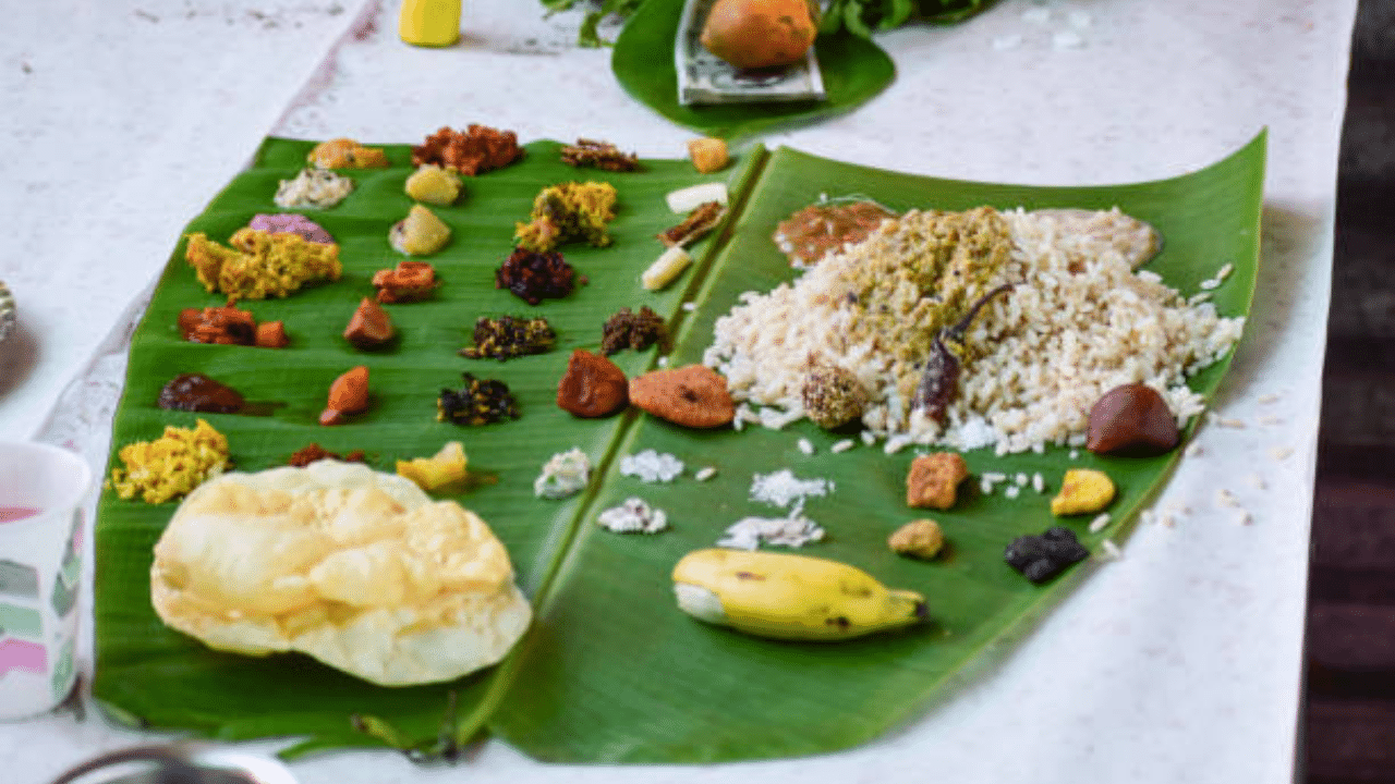 ആദ്യം ഇലയിട്ട് അതിലേക്ക് പഴവും ശർക്കരവരട്ടിയും ഉപ്പേരിയും കേസരി ഉണ്ണിയപ്പം പാലക്ക് മുറക്ക് പപ്പടം എന്നിവ ആദ്യം വിളമ്പി. ശേഷം നാരങ്ങ അച്ചാർ, ഇഞ്ചികറി, മാങ്ങാ അച്ചാർ, ബീറ്റ്റൂട്ട് കിച്ചടി, വെള്ളരിക്ക കിച്ചടി, കാരറ്റ് കിച്ചടി, മധുരക്കറി, മീനിടാത്തൊരു മീൻകറി, തോരൻ, അവിയൽ, സോയാ പെരട്ട്, മസാലക്കറി പിന്നെ ഓലനും.