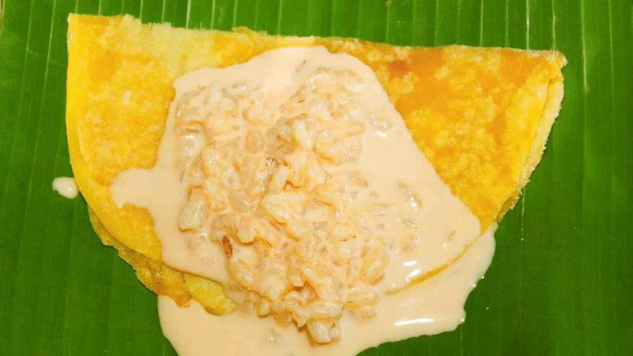 ബോളിയും പായസവും. ആദ്യം ബോളിയിട്ട് അതിലേക്ക് നല്ല ചൂട് പാൽപായസവും മിക്സ് ചെയ്ത് ഒന്ന് കഴിച്ചാൽ സദ്യ അതിഗംഭീരം. എഴുന്നേൽക്കാൻ വരട്ടെ തീർന്നില്ല.... പായസം കഴിച്ച ഇലയിലേക്ക് ലേശം ചോറ് ഇട്ട് അതിലേക്ക് പുളിശ്ശേരിയും അച്ചാറും രസവും മോരും കൂട്ടി കഴിച്ചാൽ സംതൃപ്തിയാവും. ഇനി ഇലമടക്കി എഴുനേൽക്കാം. ഇല മടക്കുന്നതിനും ചില രീതിയുണ്ട്. ഊണ് ഇഷ്ടമായവരാണത്രെ ഇല കഴിച്ച ആളിൻ്റെ വശത്തേക്ക് മടക്കുകയുള്ളൂ. നേരെ തിരിച്ചാണെങ്കിൽ സദ്യ പോരാ എന്നാണ്പേലും...