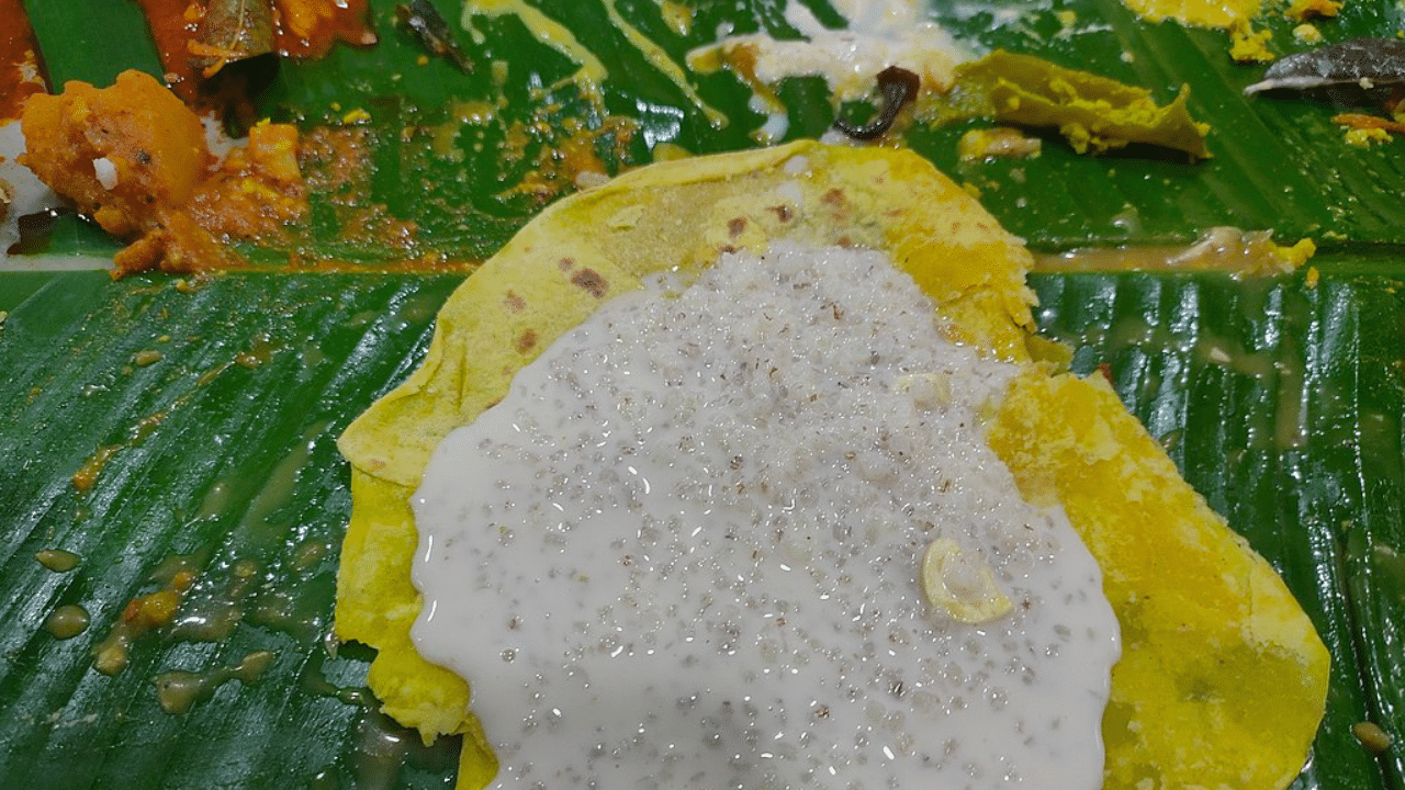 കഴിഞ്ഞില്ല രണ്ടാമത് ചോറിട്ട് അതിലേക്ക് ലേശം സാമ്പാറും കിച്ചടി പച്ചടി മധുരകറി കൂട്ടി ഒന്നൂടെ കഴിക്കുന്നു. അങ്ങനെ വെടിപ്പായ ഇലയിലേക്ക് ദാ വരുന്നു ചൂടി പാറുന്ന അടപ്രഥമൻ. അതിലേക്ക് ആദ്യം തന്ന പഴവും പപ്പടവും കൂടി പൊടിച്ച് ഒന്ന് കഴിച്ചാൽ പിന്നെ കെങ്കേമം. പായസത്തിൽ ഇനിയും ആളുകൾ ഉണ്ട്. സേമിയ, കടല അങ്ങനെ. എന്നാൽ അവസാനം വരുന്ന മുതലാണ് തലസ്ഥാനത്തിൻ്റെ പ്രധാനി.