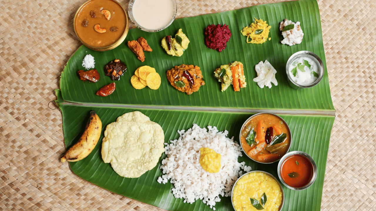 സദ്യയെന്നാൽ രണ്ട് തരം പായസം ഉൾപ്പെടെ 13 മുതൽ 23 വിഭവങ്ങൾ വരെ ഉണ്ടാവണം. എന്നാൽ ചില സ്ഥലങ്ങൾക്കനുസരിച്ച് ഇതിൽ മാറ്റം വരും. കറികളിൽ ആയാലും വിളമ്പുന്ന രീതി, കഴിക്കുന്ന രീതി അങ്ങനെ പലതിലും മാറ്റം വരും. സദ്യയ്ക്ക് പ്രചാരം കൂടുതൽ തെക്കൻ ജില്ലകളിലാണെന്ന് പൊതുവെ ഒരു പ്രചാരമുണ്ട്. അതിൽ ഏറ്റവും നല്ല സദ്യയാകട്ടെ ഇങ്ങ് തലസ്ഥാനത്തെയും.