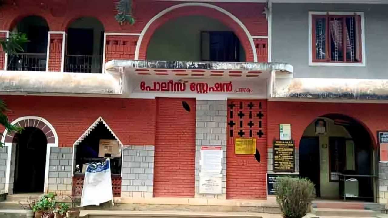 Suicide Attempt in Police Station: പോലീസ് സ്റ്റേഷന് മുന്നിൽ ആത്മഹത്യാശ്രമം; പ്രതിഷേധം കസ്റ്റഡിയിലെടുത്ത ബൈക്ക് വിട്ട് നൽകാത്തതിൽ