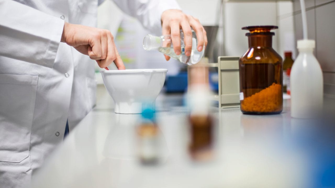 ലോകാരോഗ്യ സംഘടനയുടെ പങ്കാളിയാണ് ഇൻ്റർനാഷണൽ ഫാർമസ്യൂട്ടിക്കൽ ഫെഡറേഷൻ. പ്രാഥമിക ആരോഗ്യസംരക്ഷണത്തിൻ്റെ ആദ്യ പടിയാണ് ഫാർമസിസ്റ്റുകൾ. ഒരു പനി വന്നാൽ, ജലദോഷം വന്നാൽ ആശുപത്രിയിൽ പോകുന്നതിന് മുൻപ് നമ്മളാദ്യം മെഡിക്കൽ ഷോപ്പിൽ പോകും. അവിടെ നിൽക്കുന്ന ഫാർമസിസ്റ്റാണ് പ്രാഥമികമായി നമുക്ക് വേണ്ട ഗുളികകൾ എടുത്ത് തരിക. (Image Credits - alvarez/Getty Images)