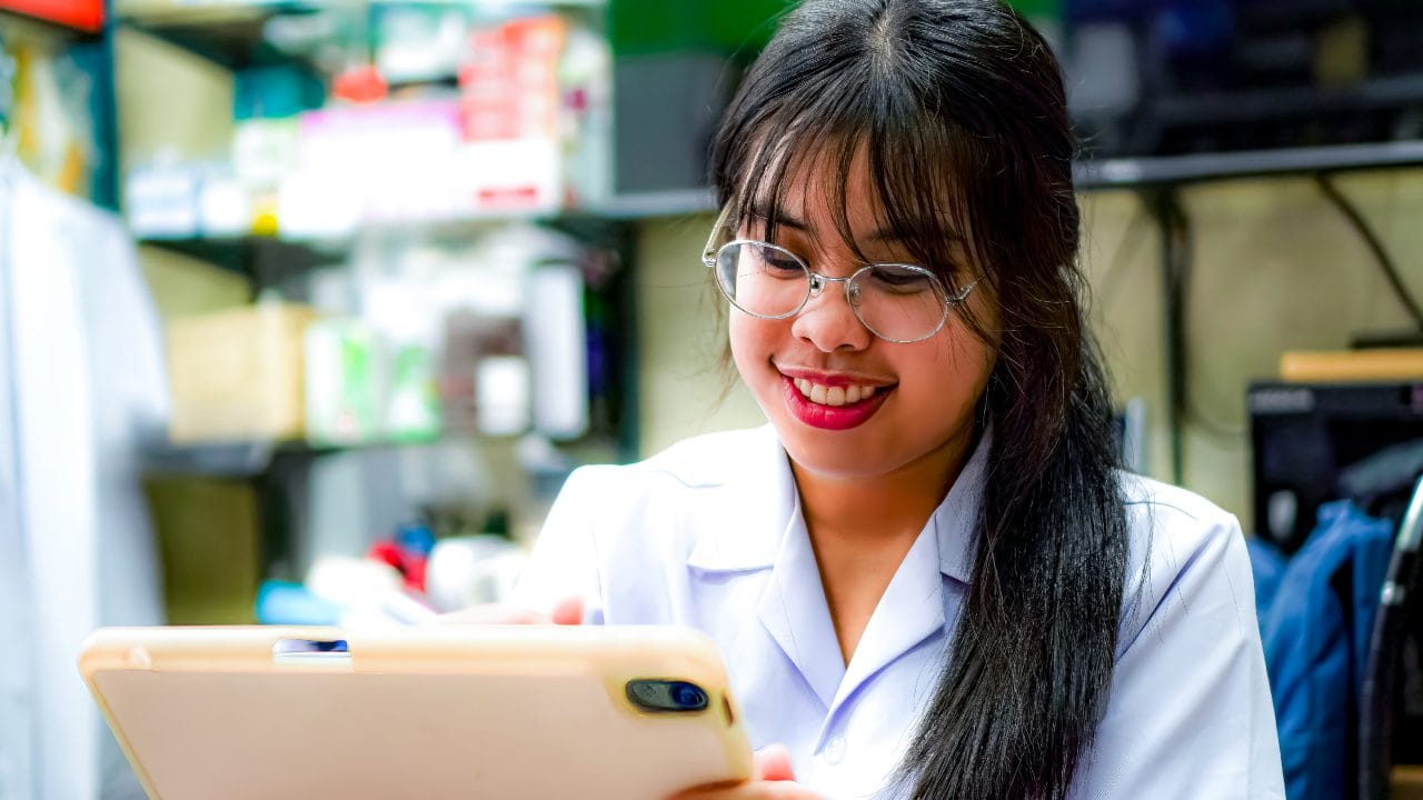 ഇക്കൊല്ലത്തെ ലോക ഫാർമസിസ്റ്റ് ഡേയുടെ തീം 'ഫാർമസിസ്റ്റുകൾ : ആഗോള ആരോഗ്യാവശ്യങ്ങൾ നിറവേറ്റുന്നു' എന്നതാണ്. 2020 മുതൽ ലോക ഫാർമസി വീക്ക് ആചരിക്കാൻ എഫ്ഐപി തീരുമാനിച്ചിരുന്നു. കൊവിഡ് രോഗബാധയ്ക്കിടെ ഫാർമസിസ്റ്റുകളുടെ പ്രാധാന്യം ലോകവ്യാപകമായി അംഗീകരിച്ചിരുന്നു. ഒരു നൂറ്റാണ്ടിലധികമായി നിലനിൽക്കുന്ന സംഘടനയാണ് എഫ്ഐപി. (Image Credits - Nattawat Jindamaneesirikul/Getty Images)