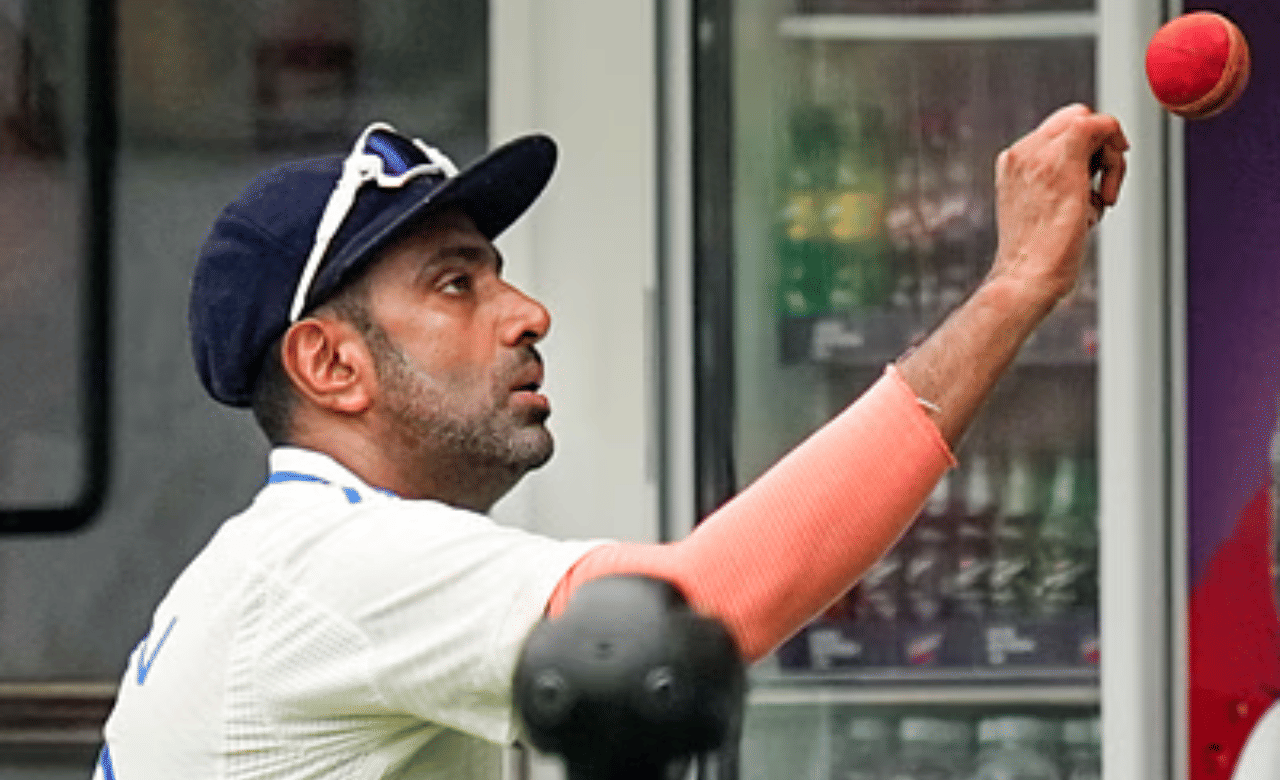 കാൺപൂരിൽ ചരിത്രനേട്ടം സ്വന്തമാക്കി ഇന്ത്യൻ താരം രവിചന്ദ്ര അശ്വിൻ. ലോക ടെസ്റ്റ് ചാമ്പ്യൻഷിപ്പിന്റെ ഭാഗമായ മൂന്ന് ചാമ്പ്യൻഷിപ്പുകളിലും 50-ഓ അതിലധികമോ വിക്കറ്റ് വീഴ്ത്തുന്ന ഇന്ത്യൻ ബൗളറെന്ന നേട്ടമാണ് അശ്വിന് സ്വന്തമായത്. (Image Credits: PTI)