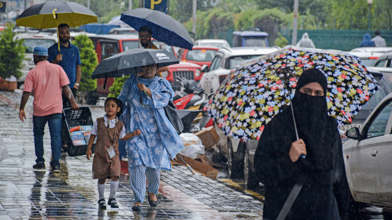 Kerala Rain Alert: സംസ്ഥാനത്ത് ശക്തമായ മഴയ്ക്ക് സാധ്യത; വരും മണിക്കൂറിൽ ന്യൂനമർദ്ദം സക്തിപ്രാപിക്കും, 8 ജില്ലകളിൽ യെല്ലോ അലർട്ട് Kerala Rain Alert: സംസ്ഥാനത്ത് ശക്തമായ മഴയ്ക്ക് സാധ്യത; വരും മണിക്കൂറിൽ ന്യൂനമർദ്ദം സക്തിപ്രാപിക്കും, 8 ജില്ലകളിൽ യെല്ലോ അലർട്ട്