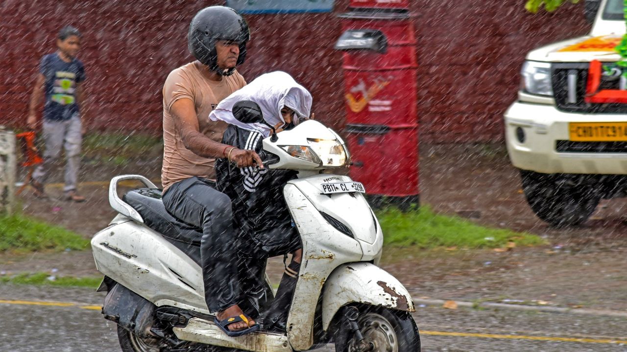 കോമോറിന്‍ തീരം മുതല്‍ റായല്‍സീമ വരെ ന്യൂനമര്‍ദ്ദപാത്തി നിലനില്‍ക്കുന്ന സാഹചര്യത്തില്‍ കേരളത്തില്‍ വീണ്ടും മഴ ശക്തമാകും. ശക്തമായ മഴയ്ക്ക് സാധ്യതയുള്ളതിനാല്‍ ഇന്നും നാളെയും സംസ്ഥാനത്ത് ഒന്‍പത് ജില്ലകളില്‍ യെല്ലോ അലര്‍ട്ട് പ്രഖ്യാപിച്ചിട്ടുണ്ട്. (Image Credits: PTI)