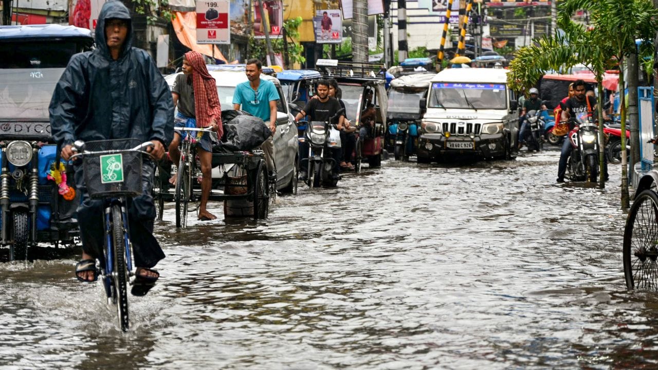 തിരുവനന്തപുരം, കൊല്ലം, പത്തനംതിട്ട, ഇടുക്കി, എറണാകുളം, തൃശൂര്‍, കോഴിക്കോട്, കണ്ണൂര്‍, വയനാട് ജില്ലകളിലാണ് തിങ്കളാഴ്ച യെല്ലോ അലര്‍ട്ട് പ്രഖ്യാപിച്ചിട്ടുള്ളത്. (Image Credits: PTI)
