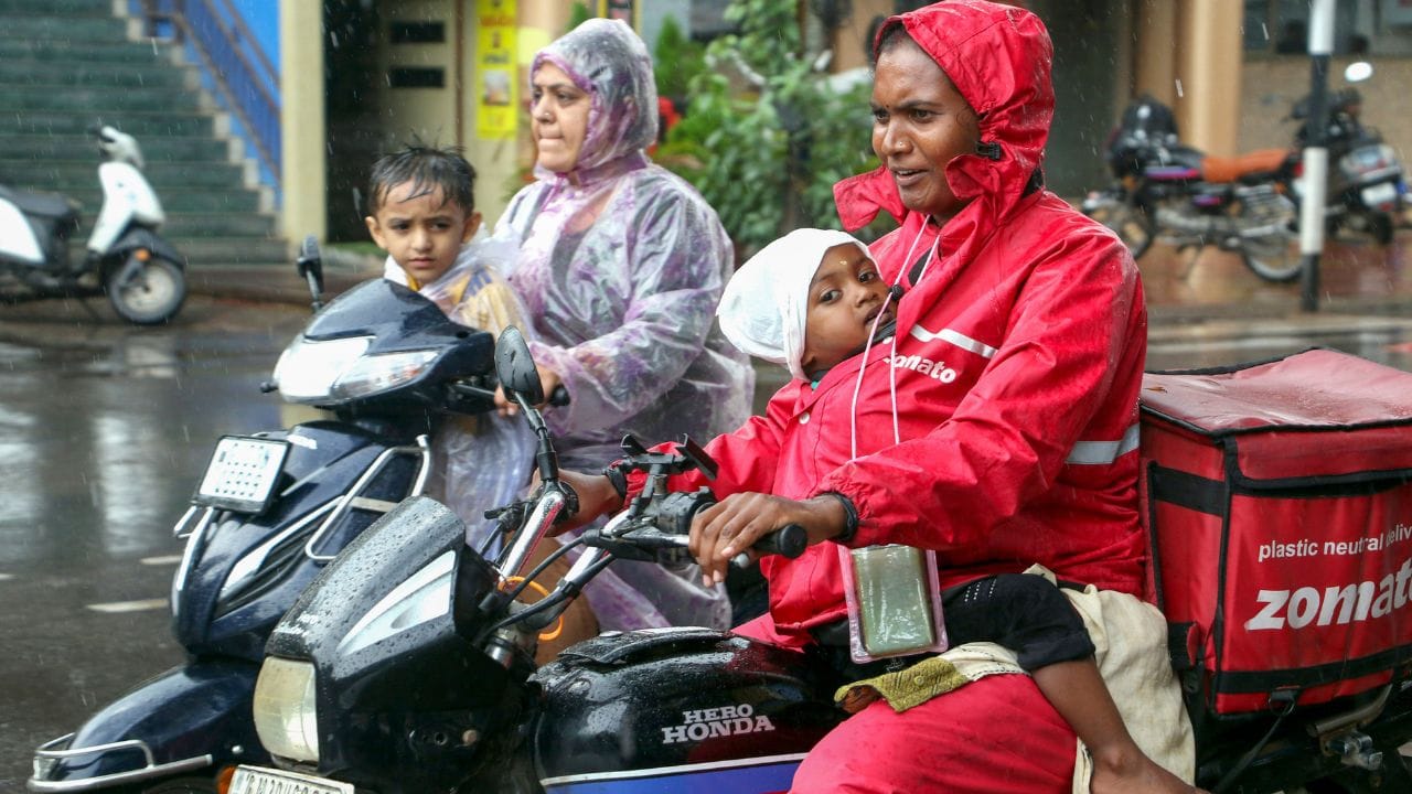 ഒറ്റപ്പെട്ടയിടങ്ങളില്‍ ശക്തമായ മഴയ്ക്കും കാറ്റിനും സാധ്യതയുണ്ടെന്നാണ് മുന്നറിയിപ്പ്. ഇടിമിന്നലോടുകൂടി മഴയ്ക്കും സാധ്യതയുണ്ട്. ഉയര്‍ന്ന തിരമാലകള്‍ക്കും കള്ളക്കടല്‍ പ്രതിഭാസത്തിനും സാധ്യതയുണ്ടെന്നും കാലാവസ്ഥ വകുപ്പ് പുറപ്പെടുവിച്ച മുന്നറിയിപ്പില്‍ പറയുന്നു. (Image Credits:PTI)