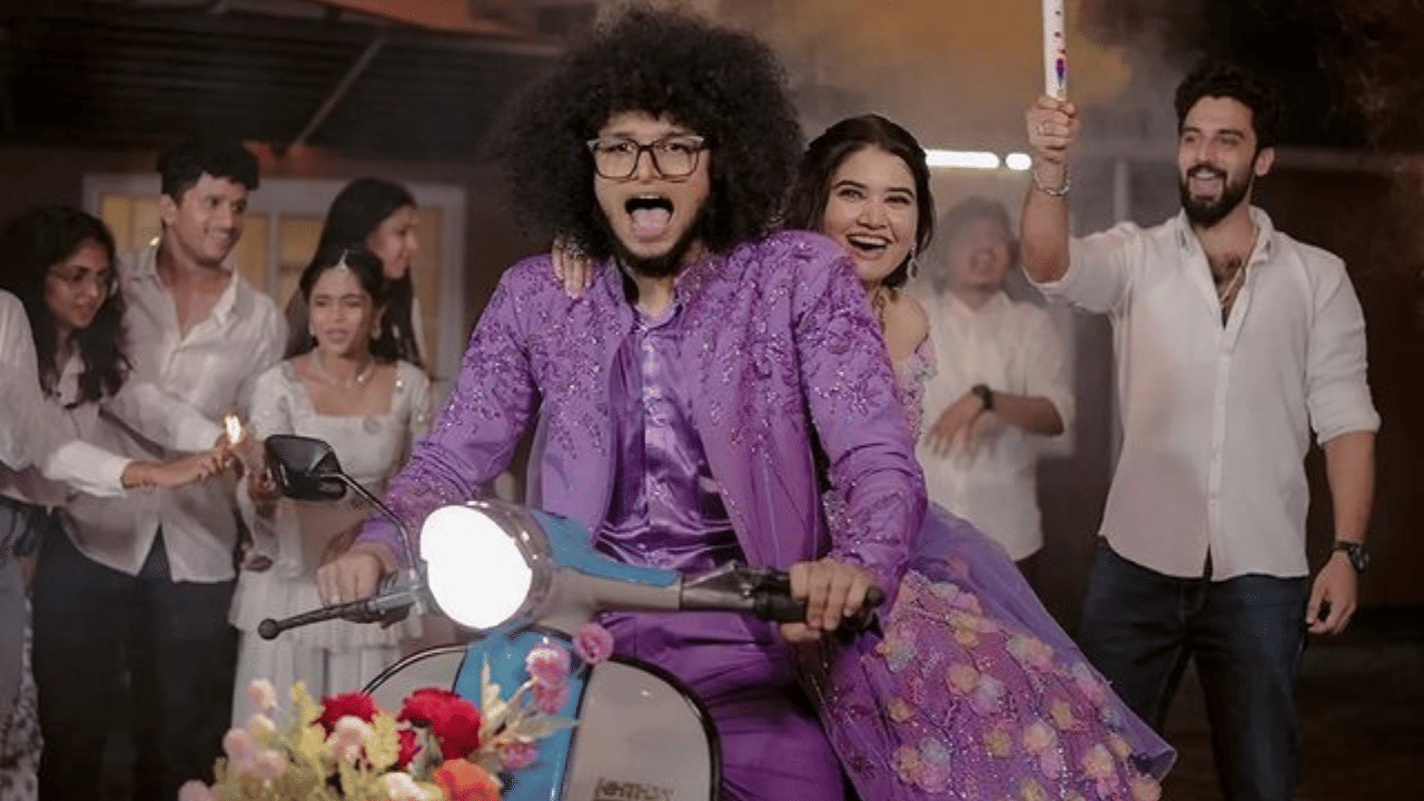 എന്നാണ് മുടിയന്റെ കല്യാണമെന്നത് ആരാധകരുടെ ഉള്ളിലെ വലിയ ചോദ്യമായിരുന്നു. സെപ്റ്റംബർ അഞ്ചിനാണ് വിവാഹം. ആറിന് റിസപ്ക്ഷനെന്നായിരുന്നു റിഷി അറിയിച്ചത്. പ്രിയപ്പെട്ടവരെ ക്ഷണിക്കാൻ പോയതിന്റെ വിശേഷങ്ങൾ വീഡിയോയിലൂടെ താരം പങ്കുവെച്ചിരുന്നു. ബി​ഗ്ബോസിൽ വച്ച് സൂഹൃത്തുക്കളായ അൻസിബയേയും കുടുംബത്തേയും കല്യാണം തീരുമാനിച്ചതിന് ശേഷം അമ്മയ്‌ക്കൊപ്പം പോയി മുടിയൻ ക്ഷണിച്ചിരുന്നു.(​Image Credits: Instagram)
