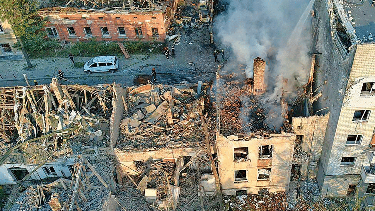 Russian Ukraine War: യുക്രൈനിൽ വീണ്ടും റഷ്യൻ വ്യോമാക്രമണം; കുട്ടികളടക്കം 7 പേർ കൊല്ലപ്പെട്ടു, കനത്തനാശനഷ്ടം Russian Ukraine War: യുക്രൈനിൽ വീണ്ടും റഷ്യൻ വ്യോമാക്രമണം; കുട്ടികളടക്കം 7 പേർ കൊല്ലപ്പെട്ടു, കനത്തനാശനഷ്ടം