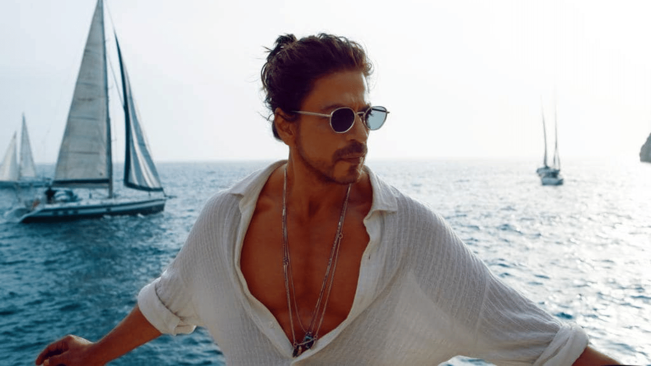 രജത് ശർമയുടെ 'ആപ് കി അദാലത്ത്' എന്ന ഷോയിൽ ഒരു ആരാധകന്റെ ചോദ്യത്തിന് ഉത്തരമായാണ് താരം ഇളയ മകന് അബ്രാം എന്ന് പേര് നൽകിയതിന് പിന്നിലെ കാരണം വിശദീകരിച്ചത്. "ഇസ്ലാമിലെ ഹസ്രത്ത് ഇബ്രാഹിം, ബൈബിളിൽ അബ്രഹാം, യഹൂദ മതത്തിൽ അബ്രാം എന്നുമാണ് അറിയപ്പെടുന്നത്. ഞാൻ ഒരു മുസ്ലിമും എന്റെ ഭാര്യ ഗൗരി ഖാൻ ഹിന്ദുവുമാണ്. ഒരു മതേതരമായ അന്തരീക്ഷം വീട്ടിൽ കുട്ടികൾക്ക് ലഭിക്കണമെന്ന് ഞങ്ങൾ രണ്ടുപേർക്കും ആഗ്രഹമുണ്ട്. എന്നാൽ, പലർക്കും ഇതിഷ്ടപ്പെട്ടില്ല. അത് പിന്നീട് വലിയ വിവാദമായി. രാജ്യത്ത് മതേതരത്വം വേണമെന്ന് പറയുന്നത് പോലെ തന്നെ വീട്ടിലും അത് ഉണ്ടാകണമെന്നാണ് ഞാൻ വിശ്വസിക്കുന്നത്" ഷാരൂഖ് ഖാൻ പറഞ്ഞു. (Image Credits: Shah Rukh Khan Facebook)