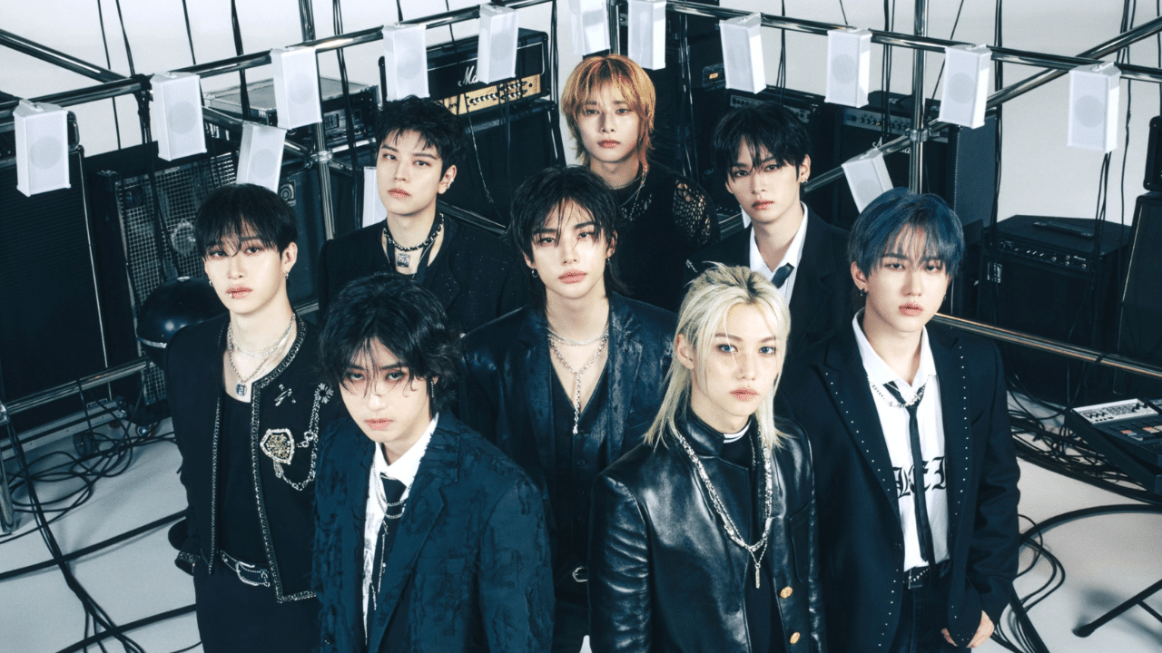 Straykids: 2018 മാർച്ച് 25 മുതൽ സ്ട്രെയ് കിഡ്സ് അടിപൊളി ഗാനങ്ങൾ ആരാധകർക്ക് സമ്മാനിക്കുന്നു. സ്ട്രെയ് കിഡ്സിന്റെ ആരാധകരെ 'സ്റ്റേ' എന്നാണ് വിളിക്കുന്നത്. ബംഗ്ചാൻ, ഹാൻ, ഹ്യുൻ-ജിൻ, ഐ-എൻ, ജൊങ്-ജിൻ, ഫെലിക്സ്, സുങ്-മിൻ, ലീ-നോ തുടങ്ങിയവരാണ് ഈ ഗ്രൂപ്പിലെ അംഗങ്ങൾ. ബംഗ്ചാൻ ആണ് ലീഡർ. 'ഗോഡ്സ് മെനു' എന്ന ഗാനമാണ് സ്ട്രെയ് കിഡ്സിനെ ലോകം അറിയുന്ന ബാൻഡ് ആക്കിമാറ്റിയത്. 4th ജനറേഷൻ ഗ്രൂപ്പുകളിലെ ഏറ്റവും പ്രശസ്തമായ ഗ്രൂപ്പാണ് സ്ട്രെയ് കിഡ്സ്. അവരുടെ വിഷ്വലും, ഹിപ്ഹോപ്പും-ഹെവി മെറ്റലും കലർത്തിയ ഗാനങ്ങളുമാണ് ഇവരെ വേറിട്ട് നിർത്തുന്നത്.