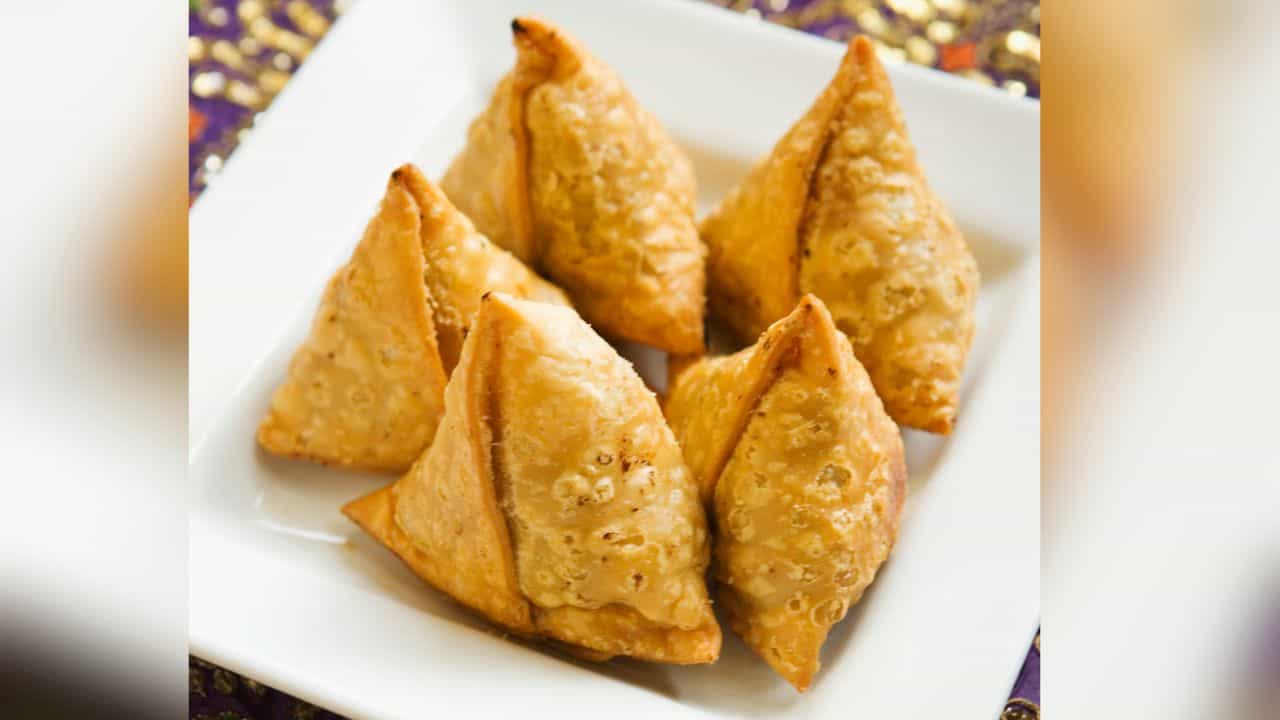 Samosa Healthy Recipe : സമൂസ ആരോഗ്യത്തിന് ഹാനികരമാകില്ല; ആരോഗ്യകരമായ രീതിയിൽ  സമൂസ എങ്ങനെ തയാറാക്കാം