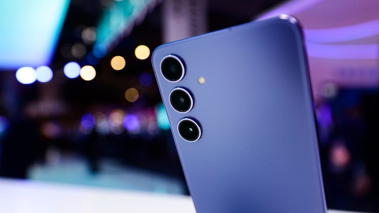 സാംസങ് എസ്24 എഫ്ഇ വിപണിയിലേക്ക്. സാംസങിൻ്റെ എസ് സീരീസിൽ പെട്ട ഏറ്റവും പുതിയ പ്രീമിയം ഫോണായ എസ് 24ൻ്റെ ഫാൻ എഡിഷനാണ് സാംസങ് എസ്24 എഫ്ഇ. ബേസിക്ക് ഫീച്ചറുകൾ എസ് 24ൽ ഉള്ളത് പോലെയാണെങ്കിലും ചില വ്യത്യാസങ്ങൾ ഫാൻ എഡിഷനുണ്ടാവും. (Image Courtesy - Joan Cros/NurPhoto via Getty Images)
