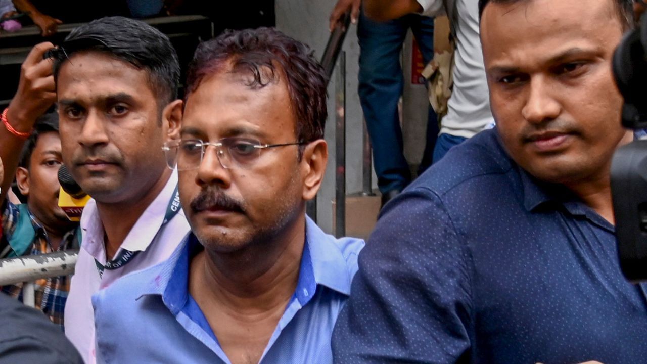 Kolkata Rape Case: കൊൽക്കത്ത കൊലപാതകം; ആർജി കർ മെഡിക്കൽ കോളേജ് മുൻ പ്രിസിപ്പലിന്റെ ഡോക്ടർ രജിസ്ട്രേഷൻ റദ്ധാക്കി Kolkata Rape Case: കൊൽക്കത്ത കൊലപാതകം; ആർജി കർ മെഡിക്കൽ കോളേജ് മുൻ പ്രിസിപ്പലിന്റെ ഡോക്ടർ രജിസ്ട്രേഷൻ റദ്ധാക്കി
