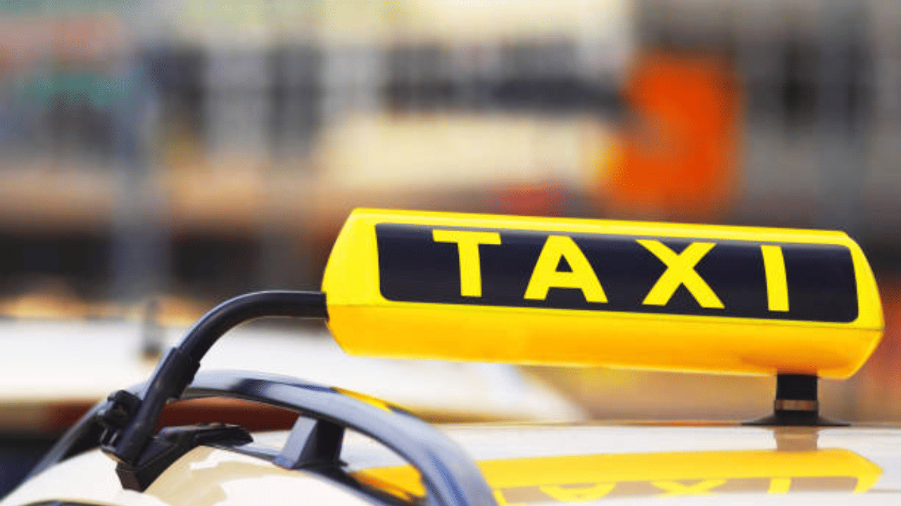  അബുദാബി എമിറേറ്റിൽ സ്വയംനിയന്ത്രിത ടാക്‌സിക്കാറുകൾ പുറത്തിറക്കുമെന്ന് പ്രഖ്യാപിച്ചിരിക്കുകയാണ് ഉബർ ടെക്നോളജീസ്. ചൈനീസ് കമ്പനിയായ വിറൈഡുമായി സഹകരിച്ചാണ് സ്വയംനിയന്ത്രിത ടാക്‌സിക്കാറുകൾ എത്തിക്കാനൊരുങ്ങുന്നത്. ഈ വർഷം അവസാനത്തോടെ കാറുകൾ നിരത്തിലെത്തുമെന്നാണ് സൂചന. ഉബർ ആപ്ലിക്കേഷൻ ഉപയോഗിച്ച് യാത്രക്കാർക്ക് റോബോ ടാക്‌സികൾ ബുക്ക് ചെയ്യാനുള്ള സൗകര്യവും ഉണ്ട്.  (​Image Credits: Gettyimages)
