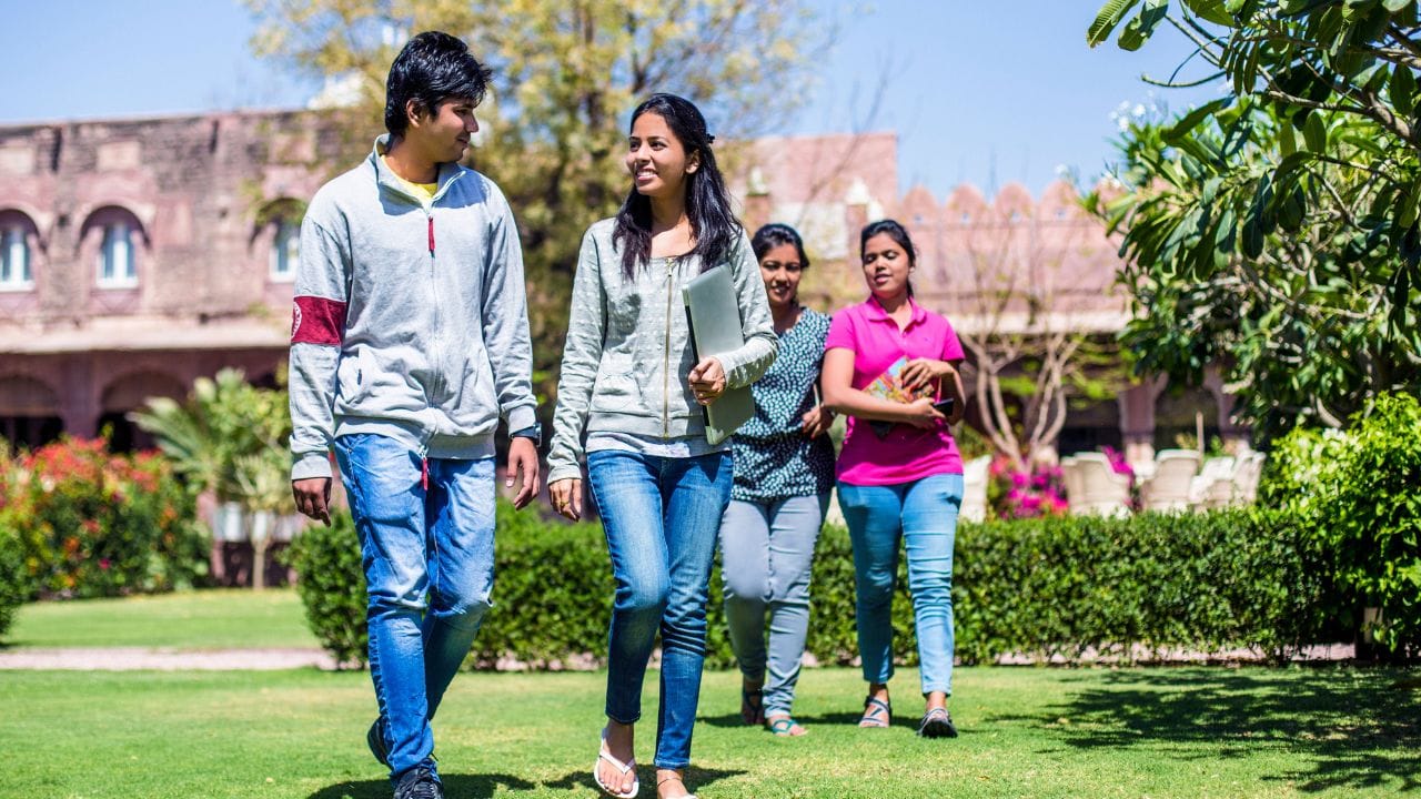 ബയോമെഡിക്കല്‍ എഞ്ചിനീയറിങ്- എഞ്ചിനീയറിങിനെയും ജീവശാസ്ത്രത്തെയും സംയോജിപ്പിച്ചുകൊണ്ടുള്ള കോഴ്‌സ് ആണിത്. മെഡിക്കല്‍ ഇമേജിങ്, പ്രോസ്‌തെറ്റിക്‌സ്, ബയോമെറ്റീരിയല്‍സ് എന്നിവയെ കുറിച്ചെല്ലാം ഈ കോഴ്‌സിന്റെ ഭാഗമായി പഠിക്കാം. പഠനത്തോടൊപ്പം യുകെയിലെ സര്‍ക്കാര്‍ ആരോഗ്യ മേഖലയില്‍ പരിശീലനം നേടാനും യുകെയില്‍ തന്നെ തൊഴില്‍ നേടാനും അവസരമുണ്ട്. (xavierarnau/Getty Images Creative)