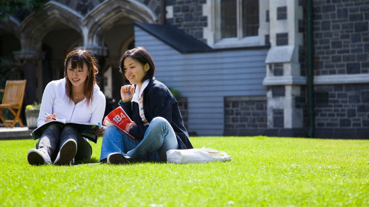 സിവില്‍ എഞ്ചിനീയറിങ്- സ്ട്രക്ചറല്‍ എഞ്ചിനീയറിങ്, എന്‍വിയോണ്‍മെന്റല്‍ എഞ്ചിനീയറിങ്, ട്രാന്‍പോര്‍ട്ടേഷന്‍ സിസ്റ്റംസ് എന്നിവയാണ് ഈ കോഴ്‌സിന്റെ ഭാഗമായി പഠിക്കുക. സ്‌കില്‍ ഡിസൈന്‍, കണ്‍സ്ട്രക്റ്റ്, ക്രിട്ടിക്കല്‍ ഇന്‍ഫ്രസ്ട്രക്ച്ചര്‍ പ്രോജക്ട് എന്നിവയും പഠിക്കാന്‍ അവസരമുണ്ട്. (MIXA/MIXA/Getty Images/Getty Images Creative)