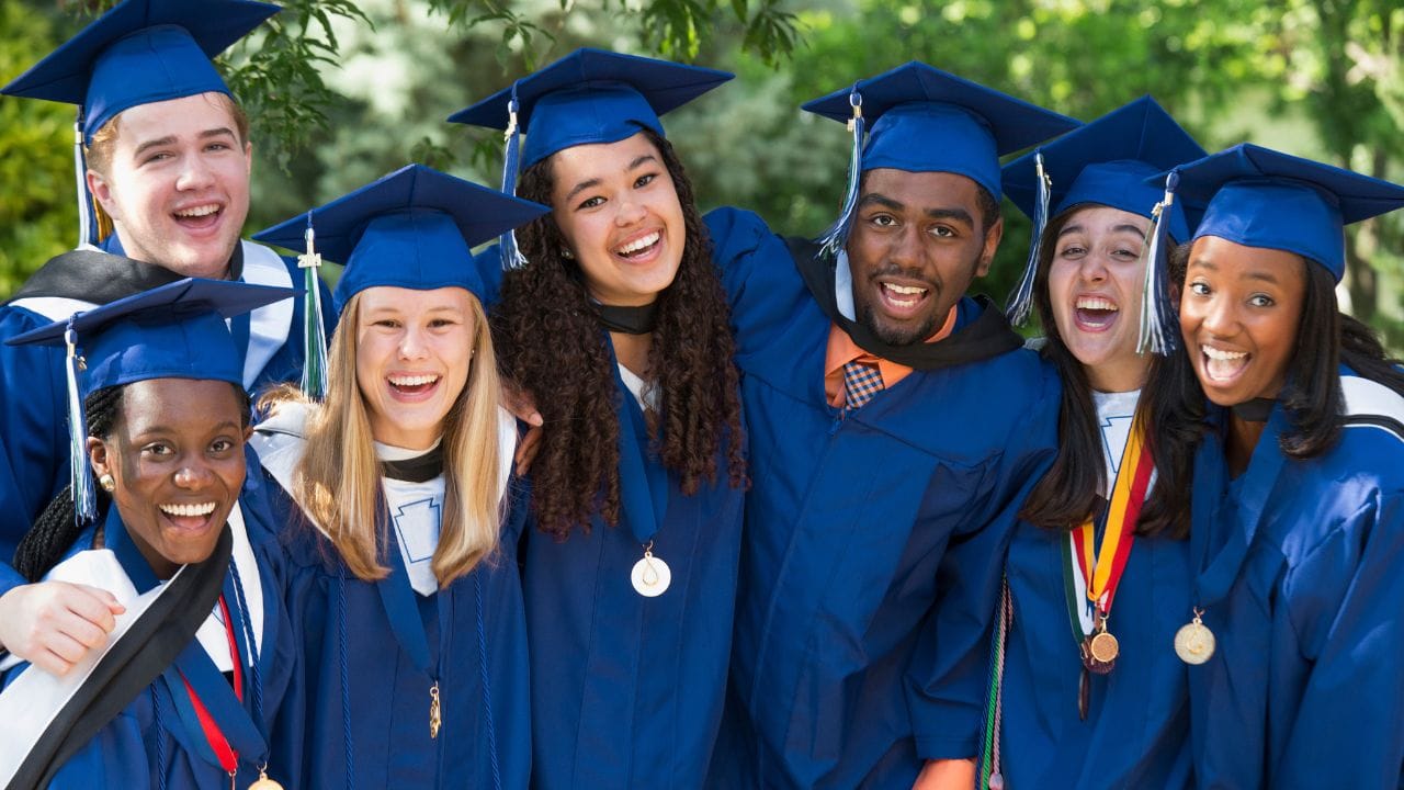 കെമിക്കല്‍ എഞ്ചിനീയറിങ്- കെമിസ്ട്രി, ഫിസിക്‌സ്, മാത്തമാറ്റിക്‌സ് എന്നീ വിഷയങ്ങളും അവയുടെ അനുബന്ധ സാധ്യതകളും പഠിക്കാന്‍ ആഗ്രഹിക്കുന്നവര്‍ക്ക് ഈ കോഴ്‌സ് തിരഞ്ഞെടുക്കാം. മെറ്റീരിയല്‍ സയന്‍സ്, കെമിക്കല്‍ റിയാക്ഷന്‍ എഞ്ചിനീയറിങ് എന്നിവയെ കുറിച്ചും പഠിക്കാന്‍ അവസരമുണ്ട്. (Ariel Skelley/DigitalVision/Getty Images)