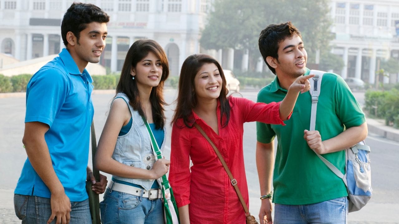 ഇലക്ട്രിക്കല്‍ എഞ്ചിനീയറിങ്- സര്‍ക്യൂട്ട് ഡിസൈന്‍, പവര്‍ സിസ്റ്റംസ്, ഡിജിറ്റല്‍ ഇലക്ട്രോണിക്‌സ് എന്നിവയെ കുറിച്ച് പഠിക്കാന്‍ ഈ കോഴ്‌സിലൂടെ അവസരം ലഭിക്കും. റിവന്യൂബിള്‍ എനര്‍ജി, റോബോര്‍ട്ടിക്‌സ് എന്നീ മേഖലകളില്‍ ജോലി സാധ്യതയുണ്ട്. (IndiaPix/IndiaPicture/Getty Images)