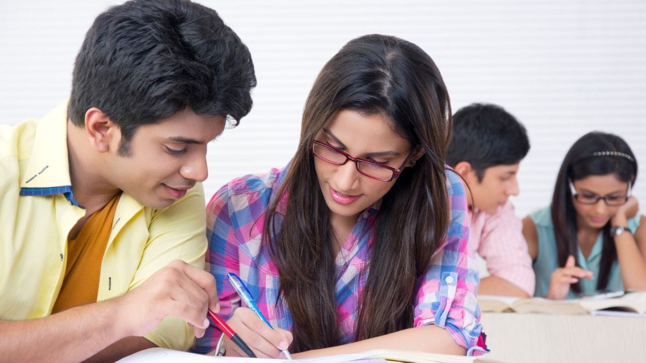 എയറോസ്‌പേസ് എഞ്ചിനീയറിങ്- എയര്‍ക്രാഫ്റ്റ്, സ്‌പേസ് എന്നീ മേഖലകളെ കുറിച്ച് മനസിലാക്കാനും അതില്‍ ഒരു മികച്ച കരിയറുണ്ടാക്കാനും ഈ കോഴ്‌സ് വഴി സാധിക്കും. കൊമേഴ്ഷ്യല്‍ ഏവിയേഷന്‍, പ്രതിരോധ വകുപ്പ്, ശൂന്യകാശ ഗവേഷണ മേഖല എന്നിവിടങ്ങളിലാണ് തൊഴില്‍ സാധ്യതയുള്ളത്. (IndiaPix/IndiaPicture/Getty Images Creative)