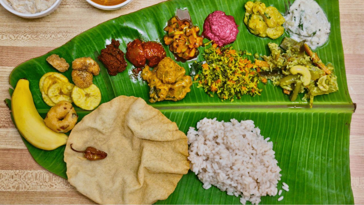 പൂക്കളമിടൽ കഴിഞ്ഞാൽ പ്രധാനം ഓണസദ്യയാണ്. കുടുംബത്തിലെ എല്ലാ അംഗങ്ങളും ഒന്നിച്ചിരുന്ന് വലിയ ആഘോഷമായാണ് സദ്യ ഉണ്ടാക്കുന്നതും കഴിക്കുന്നതും. ഓണത്തിന് ഒരുപാട് കറികളുള്ള സമൃദ്ധമായ സദ്യ വേണമെന്ന് നിർബന്ധമില്ല. വീട്ടിലുള്ള സാധനങ്ങൾ കൊണ്ട് നമ്മളാൽ കഴിയാവുന്ന കറികൾ ഉണ്ടാക്കി കുടുംബത്തോടൊത്ത് സന്തോഷത്തോടെ കഴിക്കുകയെന്നതാണ് പ്രധാനം.
