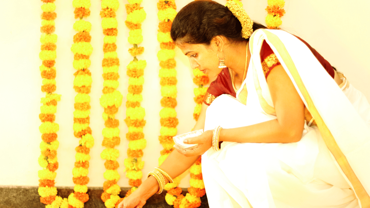 തിരുവോണത്തെ വരവേൽക്കാൻ മലയാളികൾ ഒരുങ്ങിക്കഴിഞ്ഞു. കാണം വിറ്റും ഓണം ഉണ്ണണമെന്ന് പഴമക്കാർ പറഞ്ഞതുപോലെ പ്രതിസന്ധികളും ഇല്ലായ്മകളും മറന്നാണ് മലയാളികൾ ഓണം ആഘോഷിക്കുന്നത്. വലിയവനും ചെറിയവനുമെന്നോ ഉള്ളവനും ഇല്ലാത്തവനുമെന്നോ മുതലാളിയും തൊഴിലാളിയുമെന്നോ ഇല്ലാതെ എല്ലാവരും ഒന്നായിരുന്ന ഒരു കാലത്തിന്റെ ഓർമപ്പെടുത്തലാണ് തിരുവോണം. മലയാളികളുടെ ഒരു തിരുവോണ ദിവസം എങ്ങനെയെന്ന് നോക്കാം.