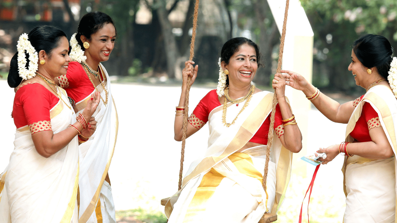 തിരുവോണ ദിവസം രാവിലെ എഴുന്നേറ്റ് വീട്ടിലെ എല്ലാ അംഗങ്ങളും കുളിച്ച് ശുദ്ധിയായി ദിവസം തുടങ്ങും. ഉച്ചയ്ക്കുള്ള സദ്യ തയ്യാറാക്കുന്നതിന് മുൻപായി രാവിലെ പുട്ടും പഴം പുഴുങ്ങിയതും കഴിച്ചുകൊണ്ട് ദിവസം ആരംഭിക്കും. പൂക്കളത്തിനായുള്ള പൂ നുള്ളലും ഡിസൈൻ തീരുമാനിക്കലുമൊക്കെയായി വീട്ടിലെ കുസൃതി കൂട്ടങ്ങൾ തിരക്കിലായിരിക്കും. വീട്ടിലെ മുതിർന്ന അംഗങ്ങളാണെങ്കിൽ സദ്യ ഉണ്ടാക്കുന്ന തിരക്കിലുമായിരിക്കും.