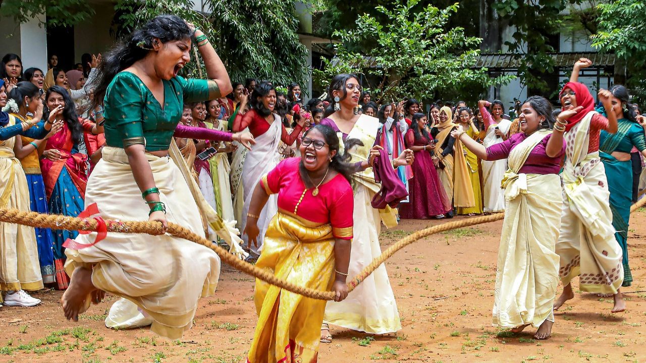 സദ്യയുണ്ട് കഴിഞ്ഞാൽ പണ്ടത്തെ ഒരു രീതിയനുസരിച്ച് അടുത്തത് ഓണക്കളികളാണ്. ഇന്നത്തെ തലമുറയ്ക്ക് ഓണക്കളികൾ അത്ര പരിചിതമല്ല. എന്നാൽ പണ്ട് കാലങ്ങളിൽ കുടുംബാംഗങ്ങൾ ഒത്തുചേർന്ന് ഇത്തരം വിനോദങ്ങൾ ഒരുക്കാറുണ്ട്. വടംവലി, ഉറിയടി പോലുള്ളവയാണ് ഇതിൽ പ്രധാനം. ഇത്തരം ആഘോഷങ്ങൾ ഇല്ലാതായി വരുന്നെന്ന് പറയുന്നുണ്ടെങ്കിലും ഓണാഘോഷത്തിന്റെ ഭാഗമായി സ്കൂളുകളിലും കോളേജികളിലും മറ്റും ഇപ്പോഴും ഇത്തരം പരിപാടികൾ ഒരുക്കാറുണ്ട്. ഇതുപോലുള്ള ആചാരങ്ങൾ ഓർമ്മകളിൽ മാത്രമാകാതിരിക്കാൻ നമുക്കും പരിശ്രമിക്കാം.