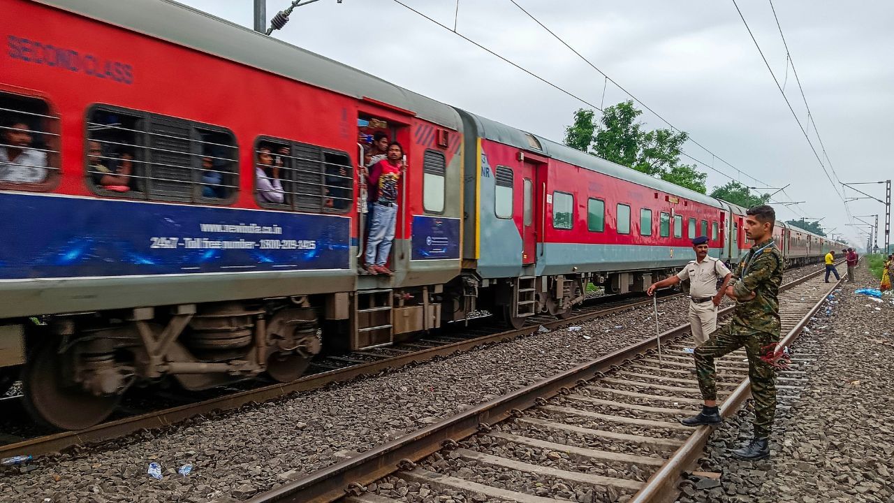 എന്നാല് തൊട്ടടുത്ത ഗ്രാമത്തില് നിന്നും ഏക്കറിന് 71 ലക്ഷം രൂപ നിരക്കിലാണ് റെയില്വേ ഭൂമി ഏറ്റെടുത്തതെന്ന് അറിഞ്ഞ സമ്പുരാന് റെയില്വേയ്ക്കെതിരെ കോടതിയെ സമീപിച്ചു. അങ്ങനെ സമ്പുരാന് 1.47 കോടി രൂപ നല്കാന് റെയില്വേയോട് കോടതി നിര്ദേശിച്ചു. എന്നാല് വെറും 42 ലക്ഷം രൂപയാണ് റെയില്വേ നല്കിയത്. ഇതോടെ ബാക്കി തുകയ്ക്കായി സമ്പുരാന് വീണ്ടും കോടതിയെ സമീപിച്ചു. (PTI Image)
