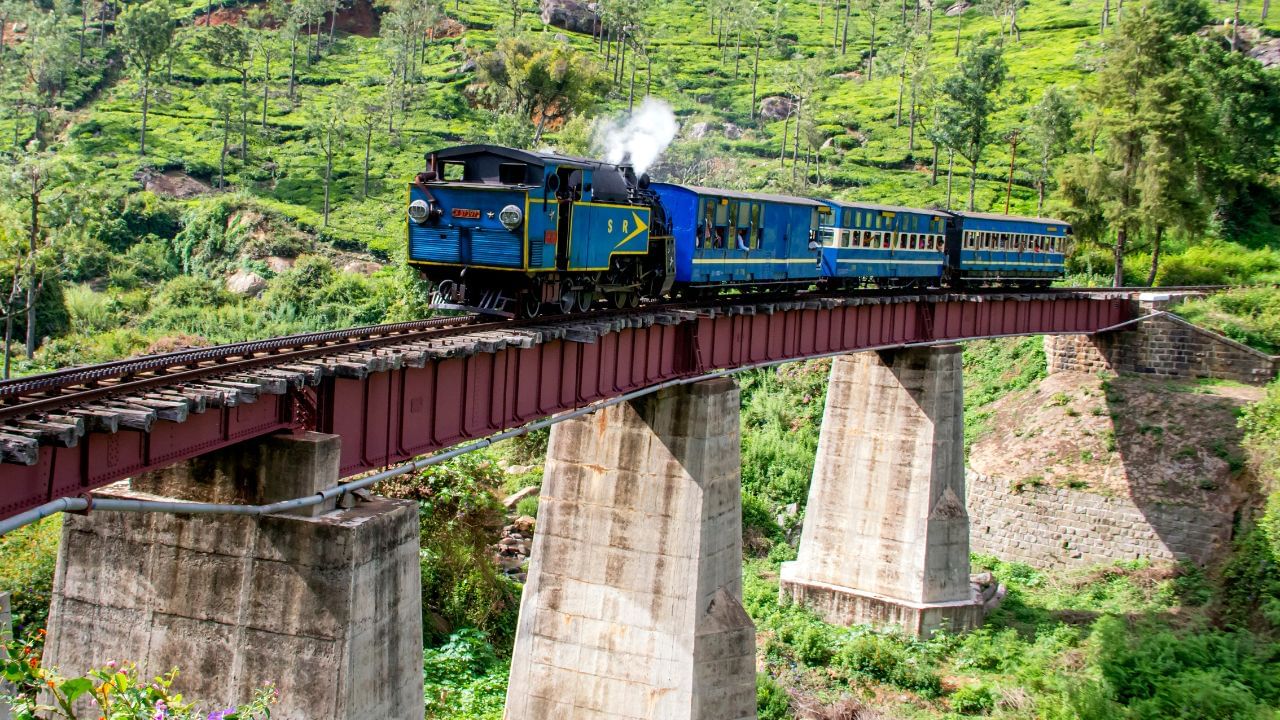 സ്റ്റേഷന് മാസ്റ്ററുടെ ഓഫീസും ലുധിയാന സ്റ്റേഷനിലെ ട്രെയിനും കണ്ടുകെട്ടാന് കോടതി ഉത്തരവിട്ടു. സ്റ്റേഷനില് എത്തിയ സമ്പുരാനും അധികൃതരും സ്റ്റേഷന് മാസ്റ്ററുടെ ഓഫീസും അവിടെയെത്തിയ സ്വര്ണ എക്സ്പ്രസും പിടിച്ചെടുത്തു. അങ്ങനെയാണ് ഇന്ത്യയിലെ ട്രെയിന് സ്വന്തമായുള്ള ഏക വ്യക്തിയായി സമ്പുരാന് മാറിയത്. എന്നാല് പിന്നീട് കോടതി ഇടപെട്ട് ട്രെയിന് തിരികെ നല്കിച്ചു. എന്നാലും ഇപ്പോഴും കേസ് നടക്കുകയാണ്. (Image Credits: Dethan Punalur, Getty Images)