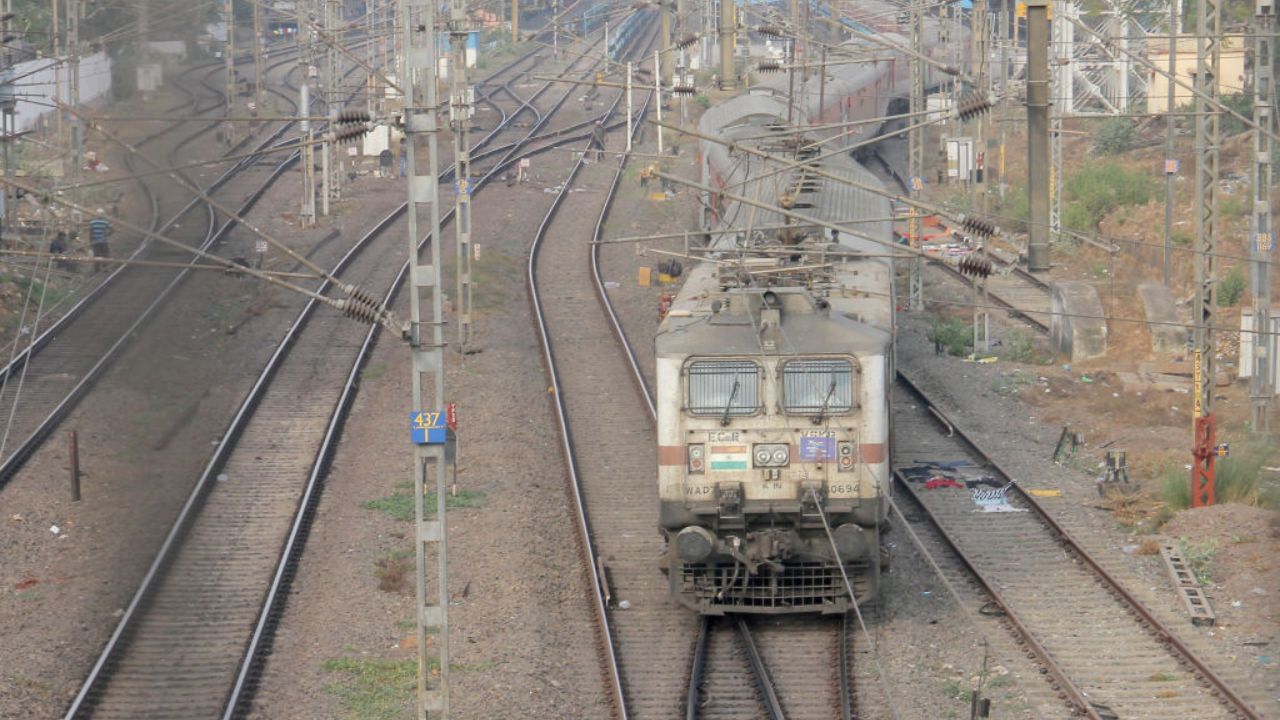 Train Mileage: കൂ കൂ തീവണ്ടി കൂകിപായും തീവണ്ടി; ട്രെയിന്റെ മൈലേജ് എത്രയാണെന്ന് അറിയാമോ?