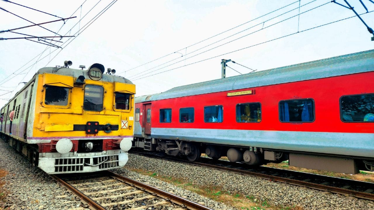 യാത്ര സൗകര്യവും യാത്രയുടെ ദൂരവുമെല്ലാം കണക്കിലെടുത്താണ് നമ്മള്‍ ട്രെയിന്‍ ടിക്കറ്റ് എടുക്കാറുള്ളത്. എസി വേണോ വെറും സ്ലീപ്പര്‍ മതിയോ അല്ലെങ്കില്‍ സിറ്റിങ് സീറ്റ് മതിയോ എന്നതെല്ലാം തീരുമാനിക്കുന്നത് നമ്മുടെ യാത്രകളാണ്. (Image Credits: Getty Images)